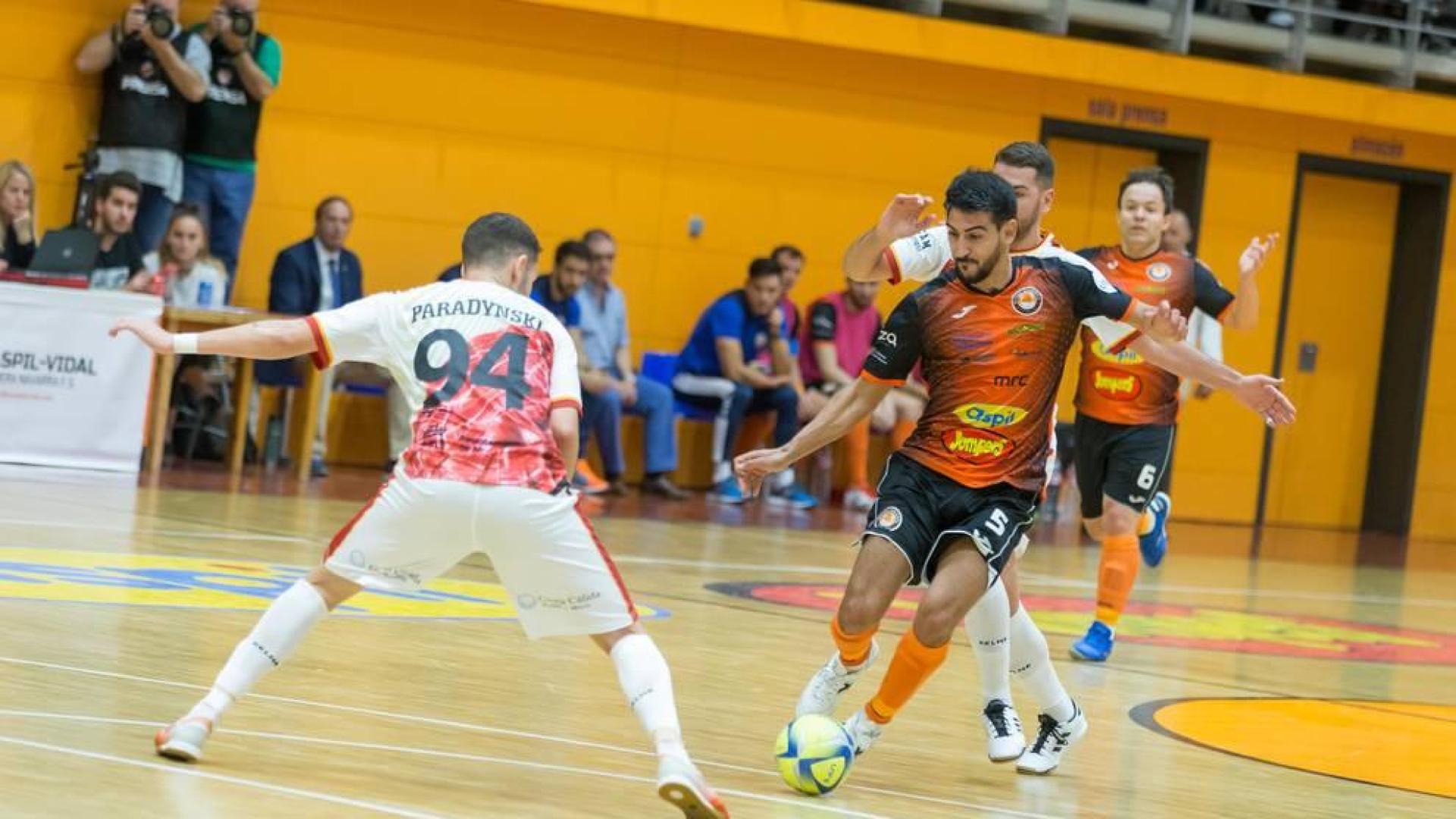 Lemine intenta irse del jugador de ElPozo Murcia Paradynski, en el partido que diputaron el pasado mes en la 'Caldera'.