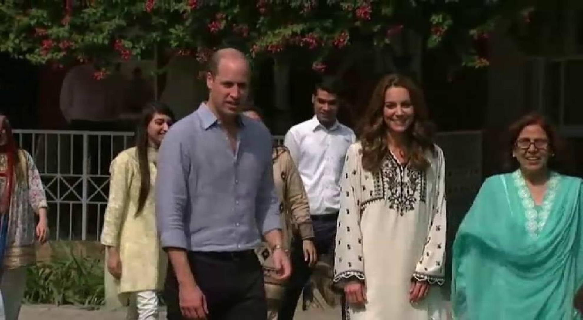 Kate y Guillermo se atreven con una exhibición de críquet en su viaje a Pakistán