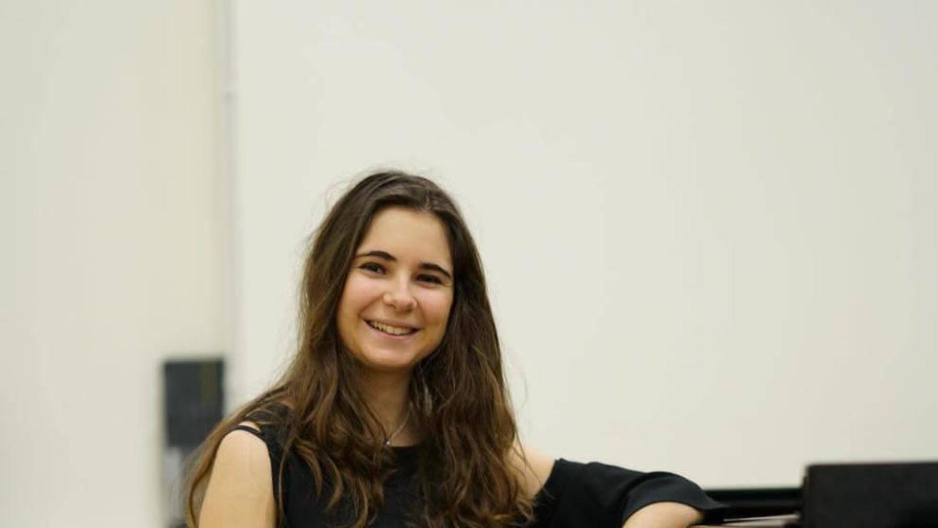 Paula Belzunegui, sentada al piano.