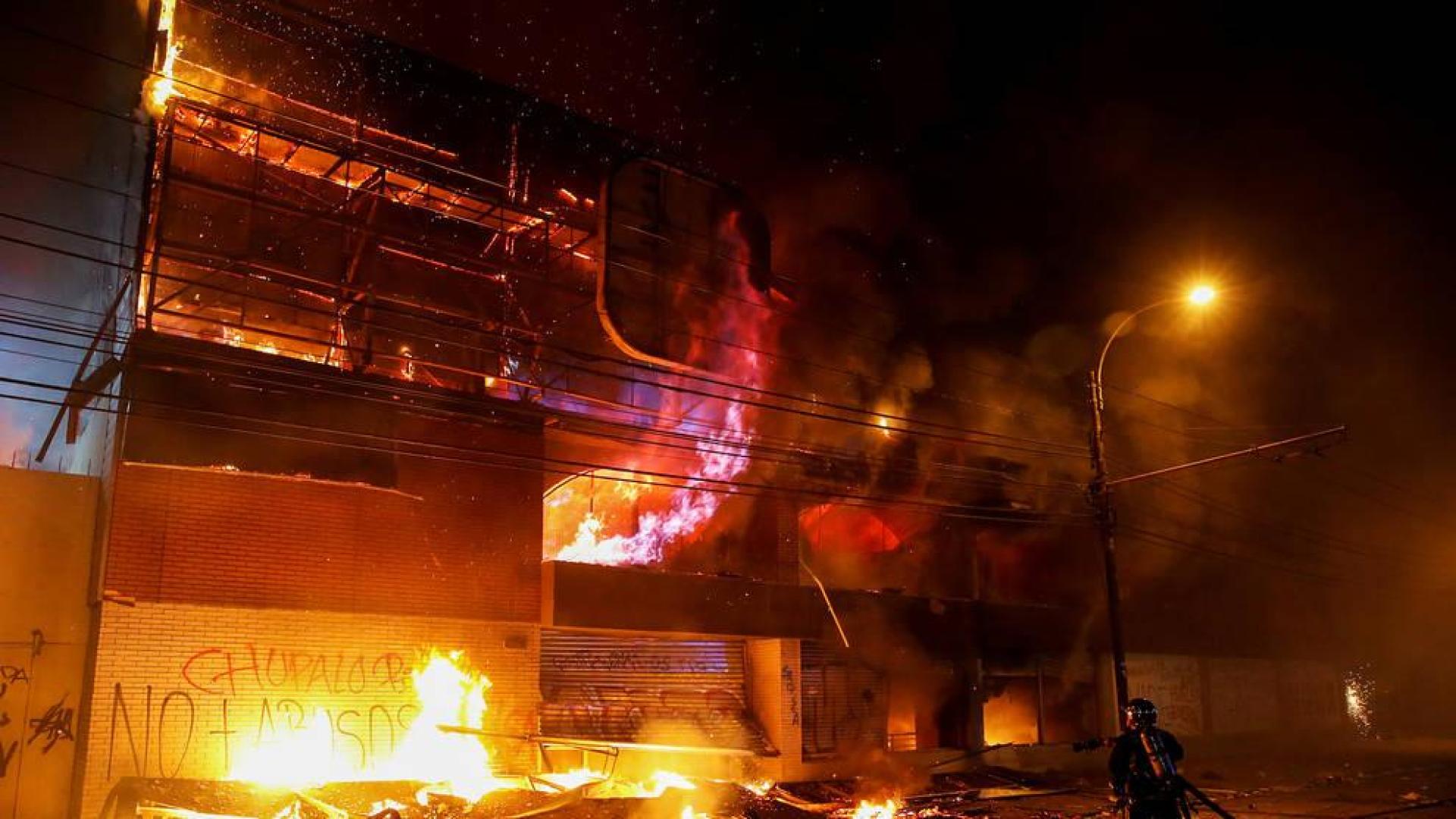 Tres muertos en un incendio durante las protestas en Santiago de Chile