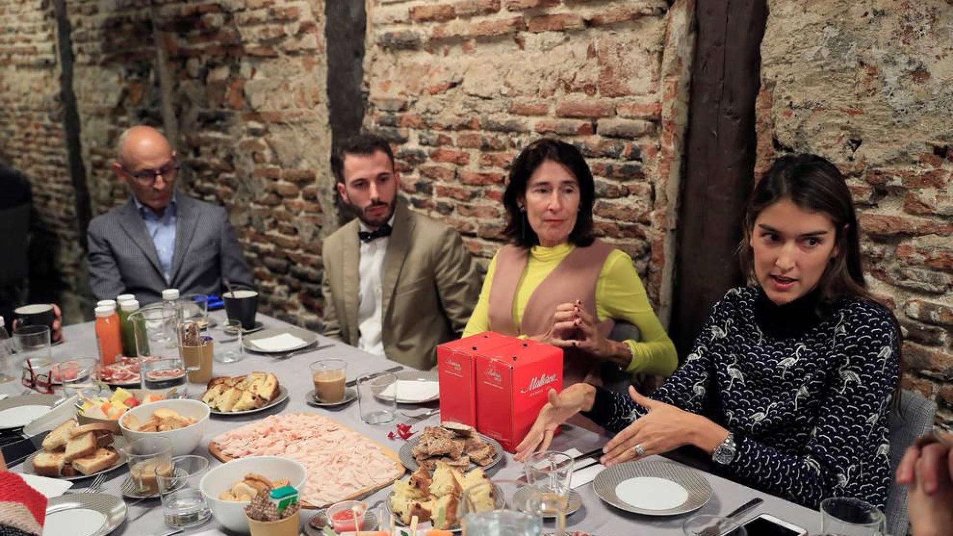 En la imagen, el presidente de la Asociación de Cradores de Moda (ACME), Modesto Lomba; Luis Torres, de Bowley, y Valentina Suárez y Margarita Ruyra, fundadoras de Es Fascinante (i a d); durante el desayuno "60 minutos de moda con EFE Estilo".