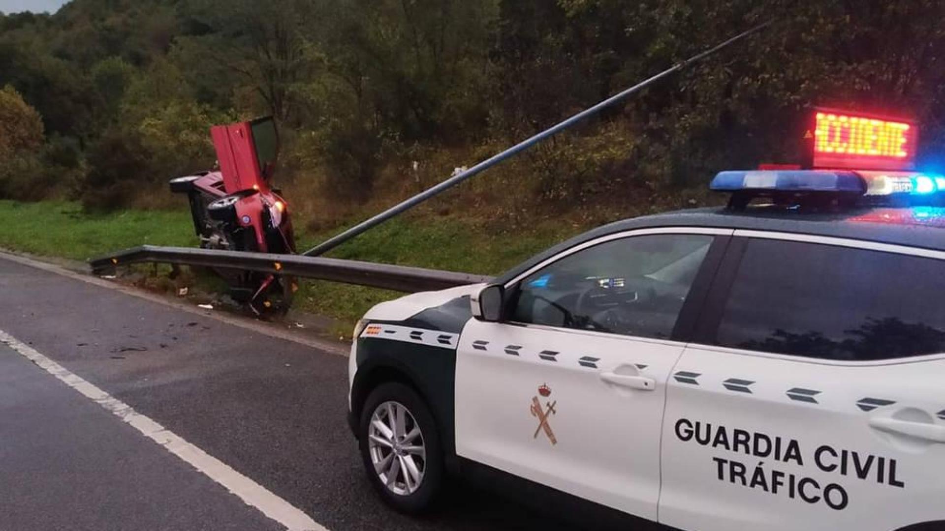 Una conductora herida leve tras salirse de la vía y volcar en Legasa