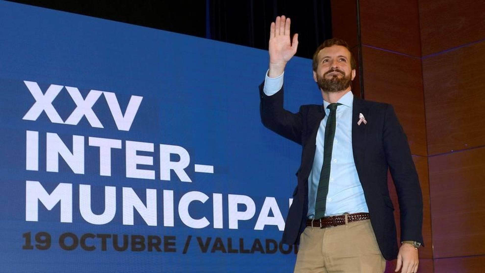 El líder del PP, Pablo Casado, al inicio de su intervención en la XXV Intermunicipal del partido que reúne este sábado en Valladolid a más de 600 alcaldes de toda España.