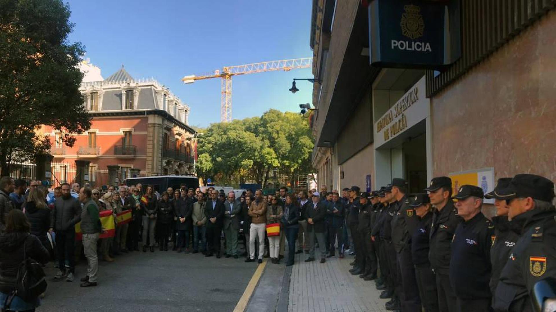 Una concentración apoya en Pamplona a los policías desplegados en Cataluña y pide "contundencia" ante la violencia