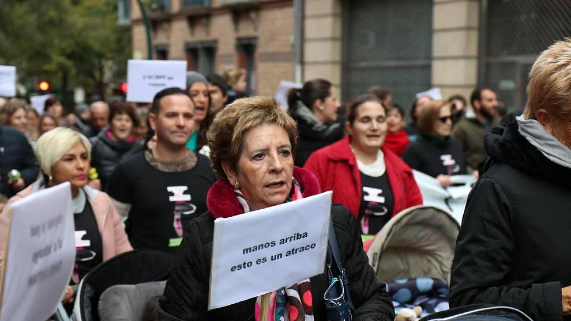 El grupo de madres y padres que reclaman la devolución del IRPF se ha manifestado este sábado en Pamplona para reclamar el IRPF por las bajas de maternidad.