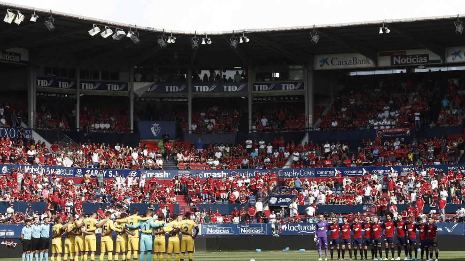 Los jugadores de Osasuna y Barcelona guardan un minuto de silencio tras el fallecimiento de la hija de Luis Enrique, antes de comenzar el partido en el Estadio de El Sadar