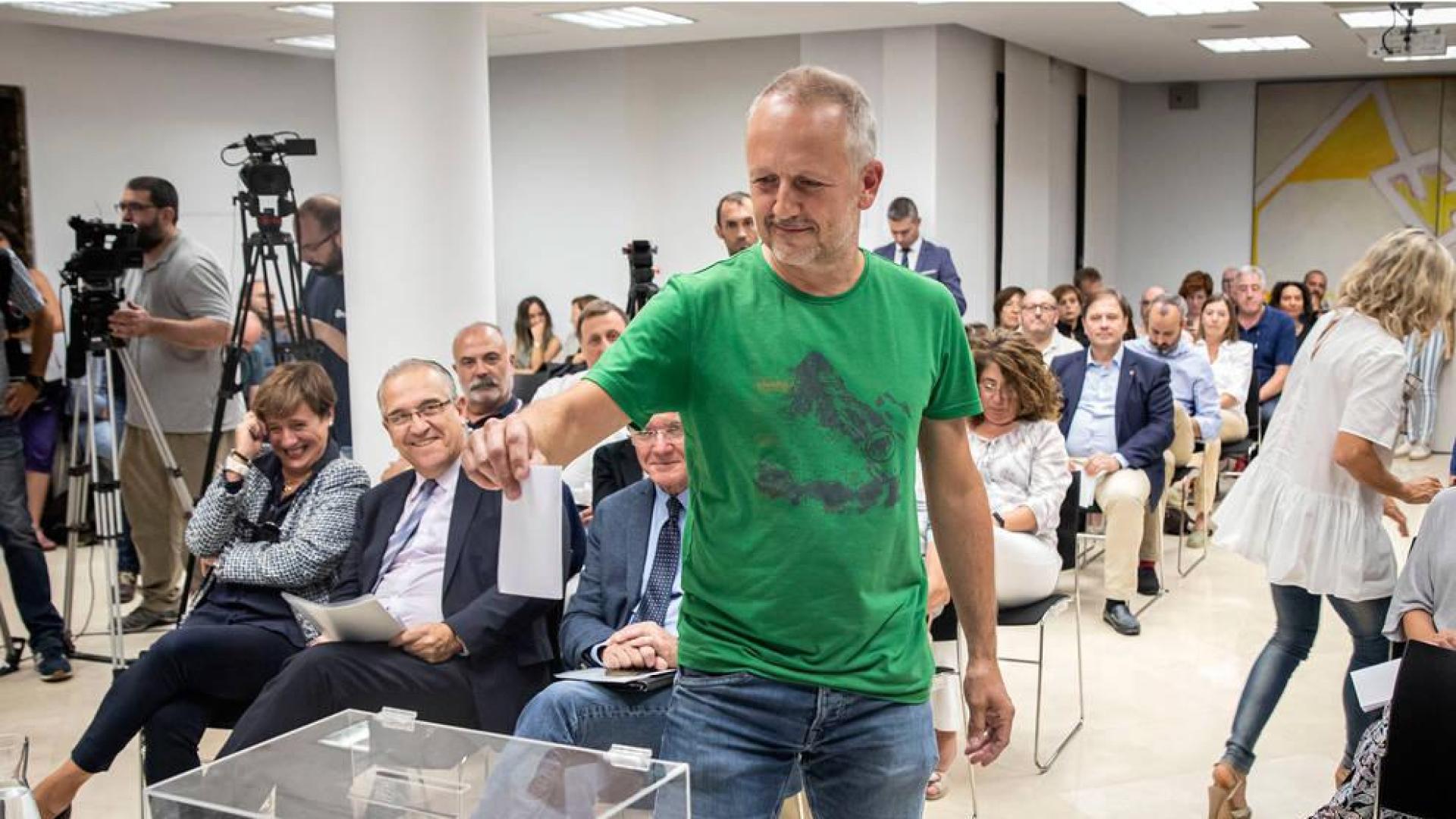 David Campión, nuevo presidente de la Mancomunidad de la Comarca de Pamplona, depositando su voto
