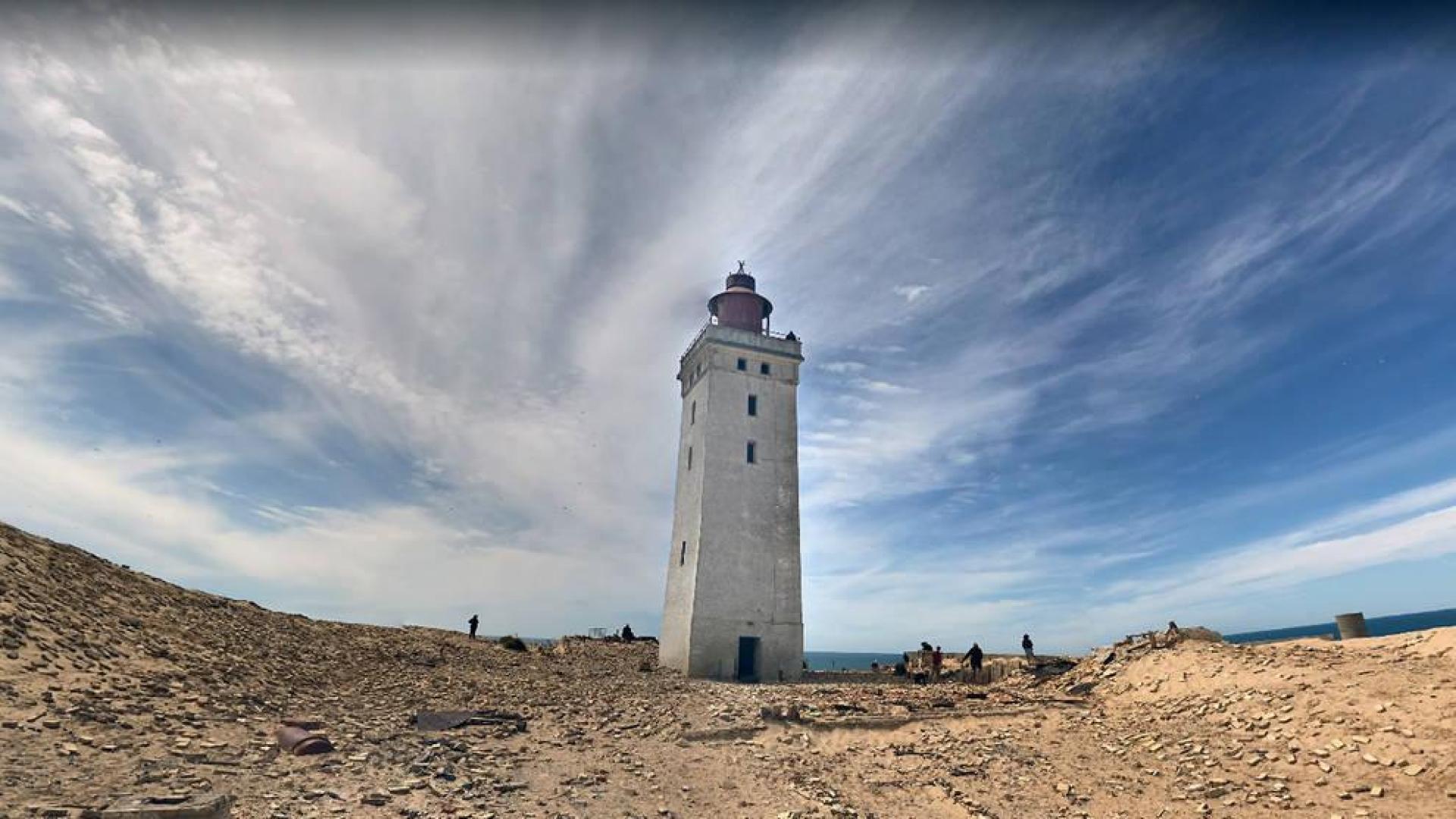 Trasladan tierra adentro un faro danés para evitar que sea tragado por el mar
