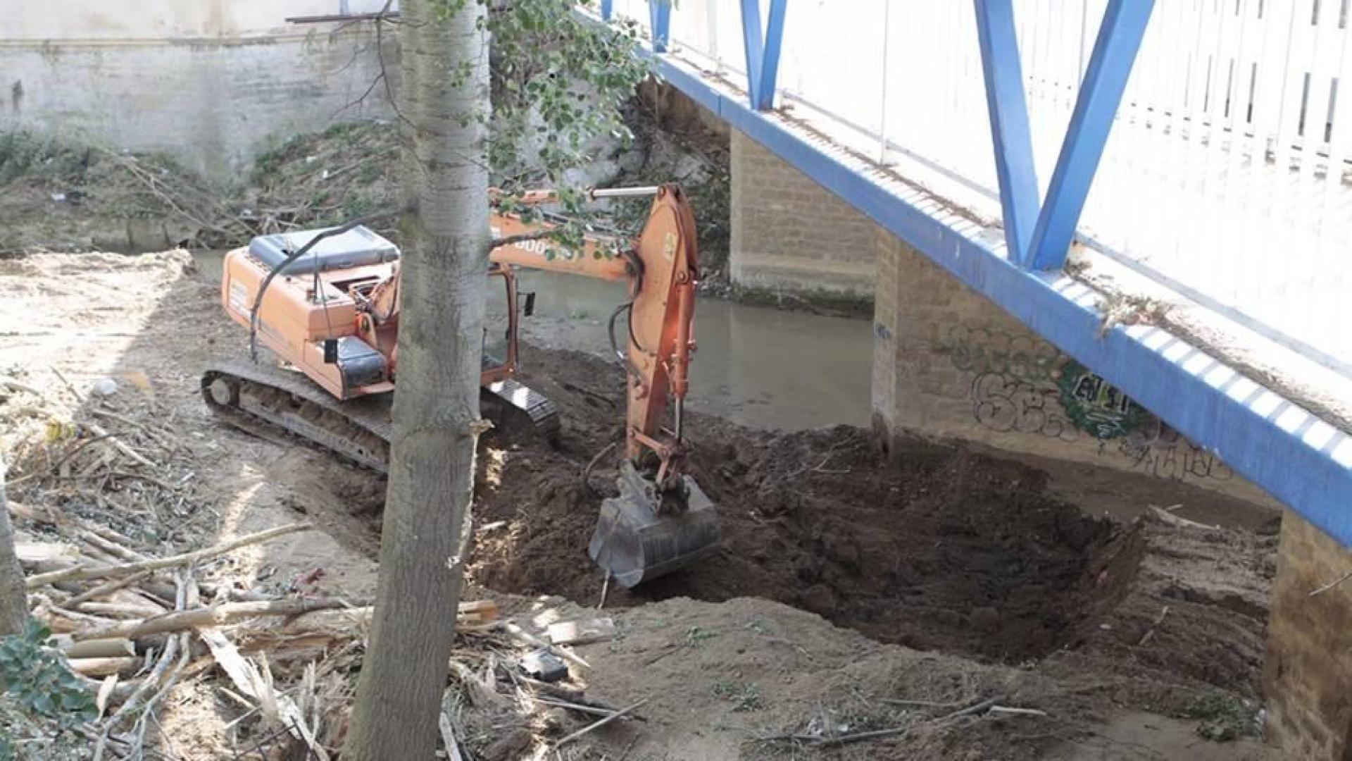Una excavadora retiraba tierra esta semana del fondo del cauce en Cidacos en Tafalla, un tipo de intervención que sí suele autorizar Medi o Ambiente.