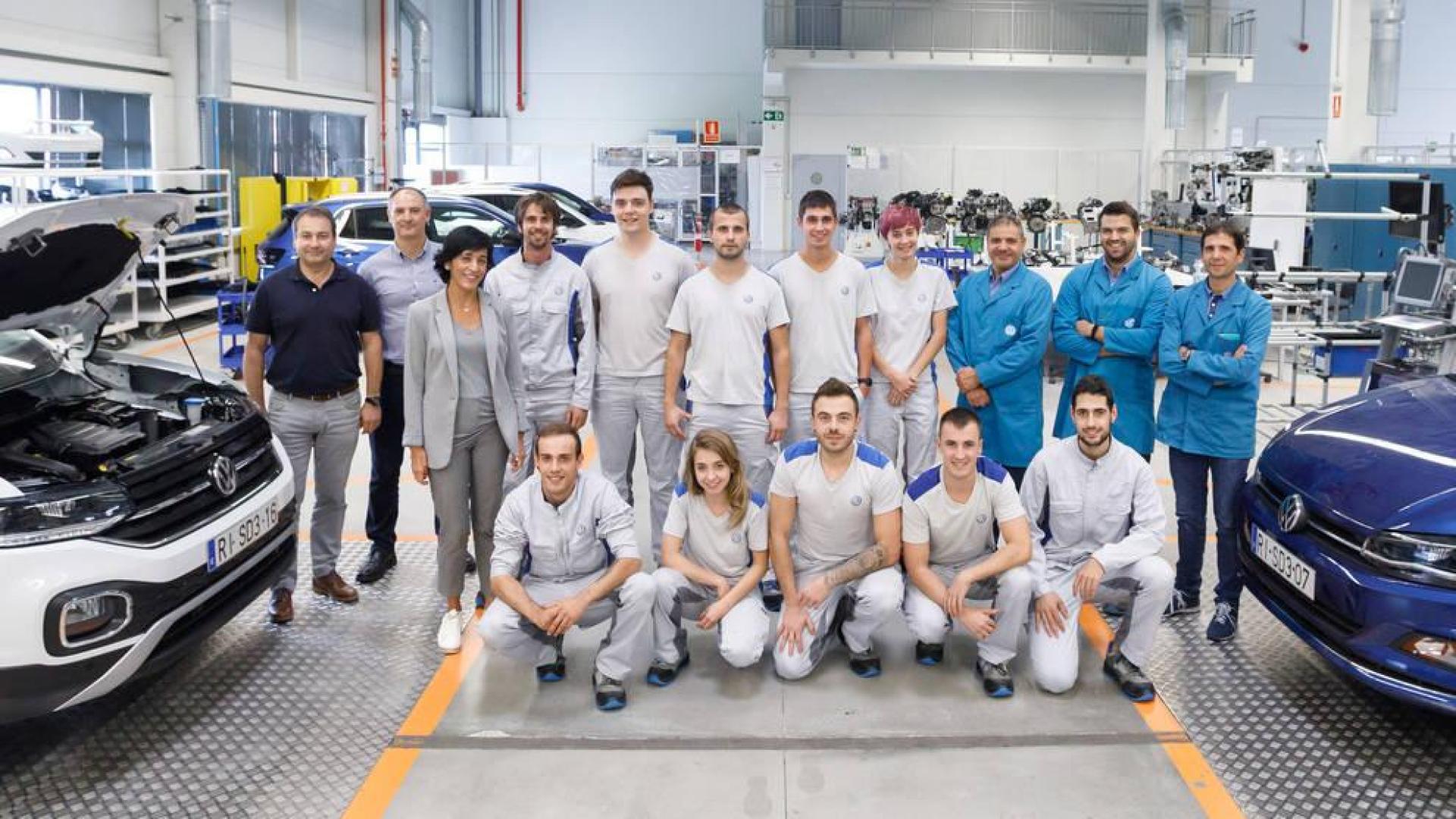 De izquierda a derecha, en fila superior, Miguel Ángel Cervantes Ardanaz (Volkswagen Academy), Pedro Valencia Valencia (Volkswagen Academy), Eugenia Larrea Calvo (responsable de Volkswagen Academy), Ion Zambrano Conde, Joel López Fidalgo, Julen Zazpe Beaumont, Iker Recondo Azpilicueta, Andrea Arrarás Cuende, Eduardo Aguerri Asiain (Volkswagen Academy), Gonzalo Medrano Medina (Volkswagen Academy) y Santiago Albéniz Martiarena (Volkswagen Academy). En la fila inferior, Miguel Herrera Igea, Mireia Fernández Camero, Christian Alzate Lucas, Luis López Gil y Xabier Lizarraga Lara.