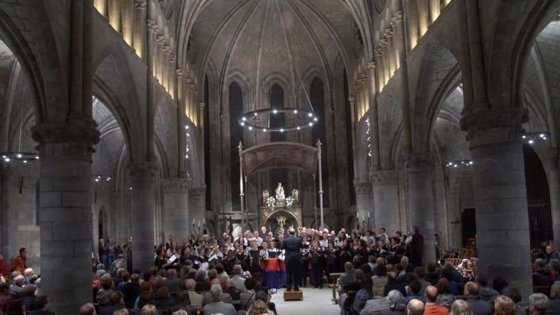 Las corales del Pirineo cantan a una en Roncesvalles