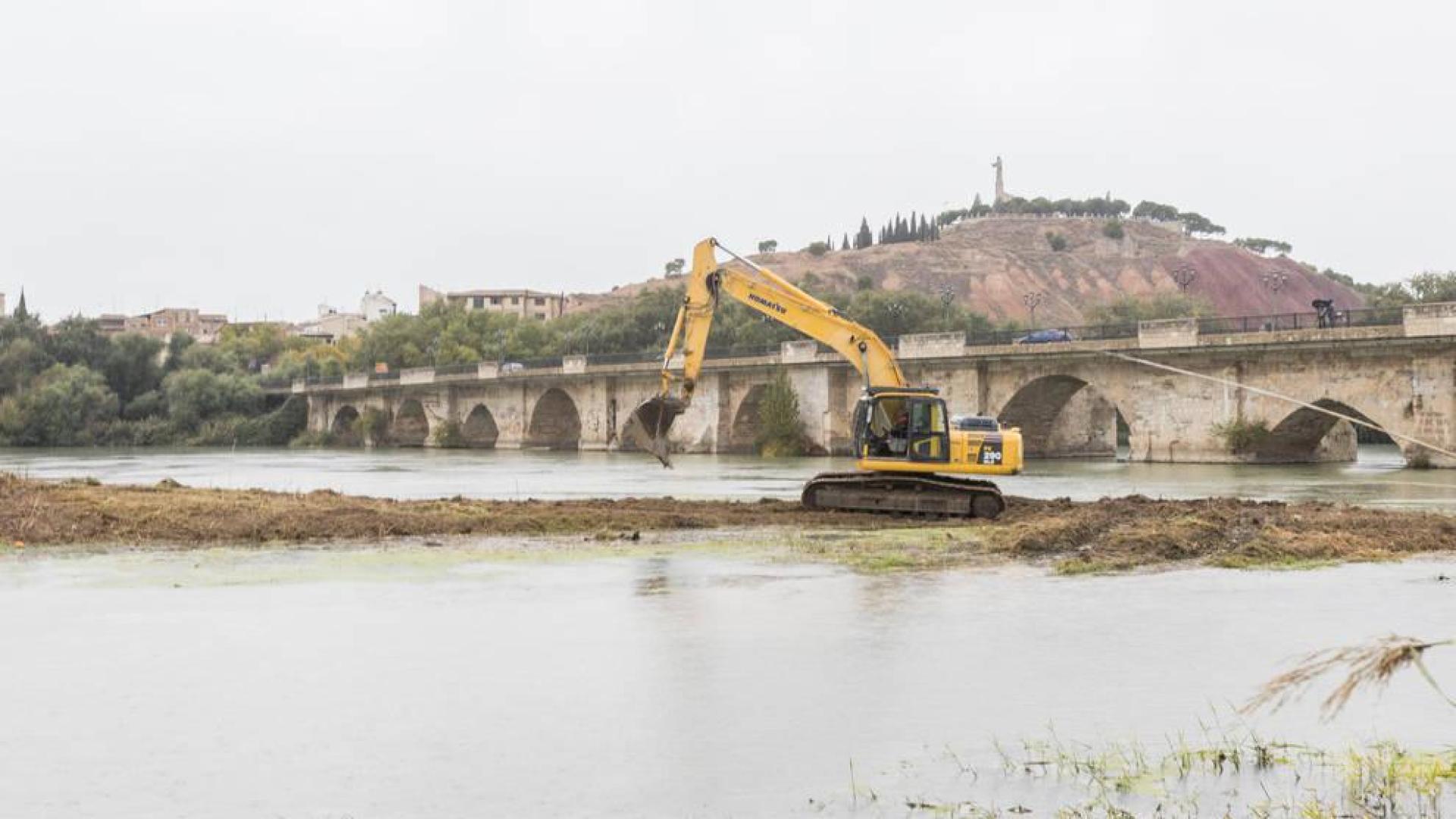 Eliminan gravas en la isla del Ebro en Tudela para mejorar el flujo de agua en las riadas