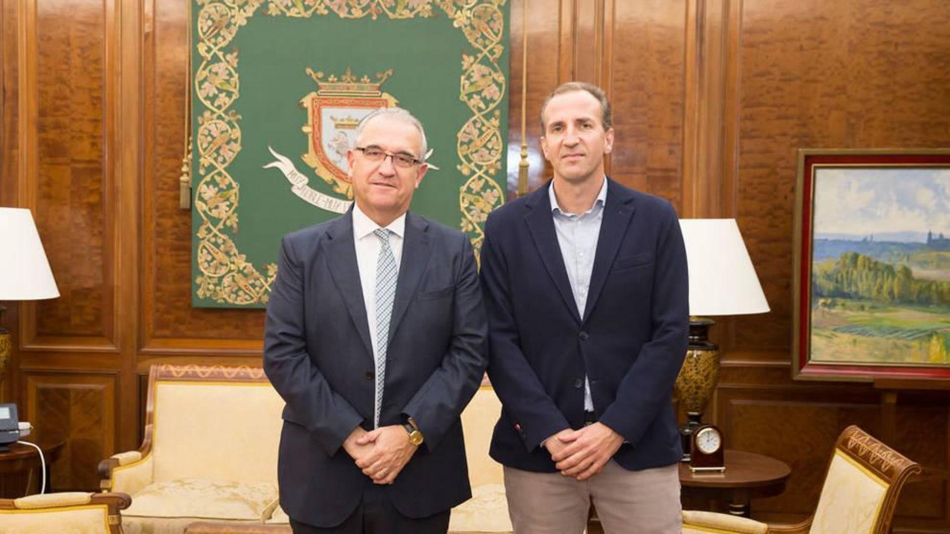 El alcalde recibe al nuevo presidente del Club Tenis Pamplona