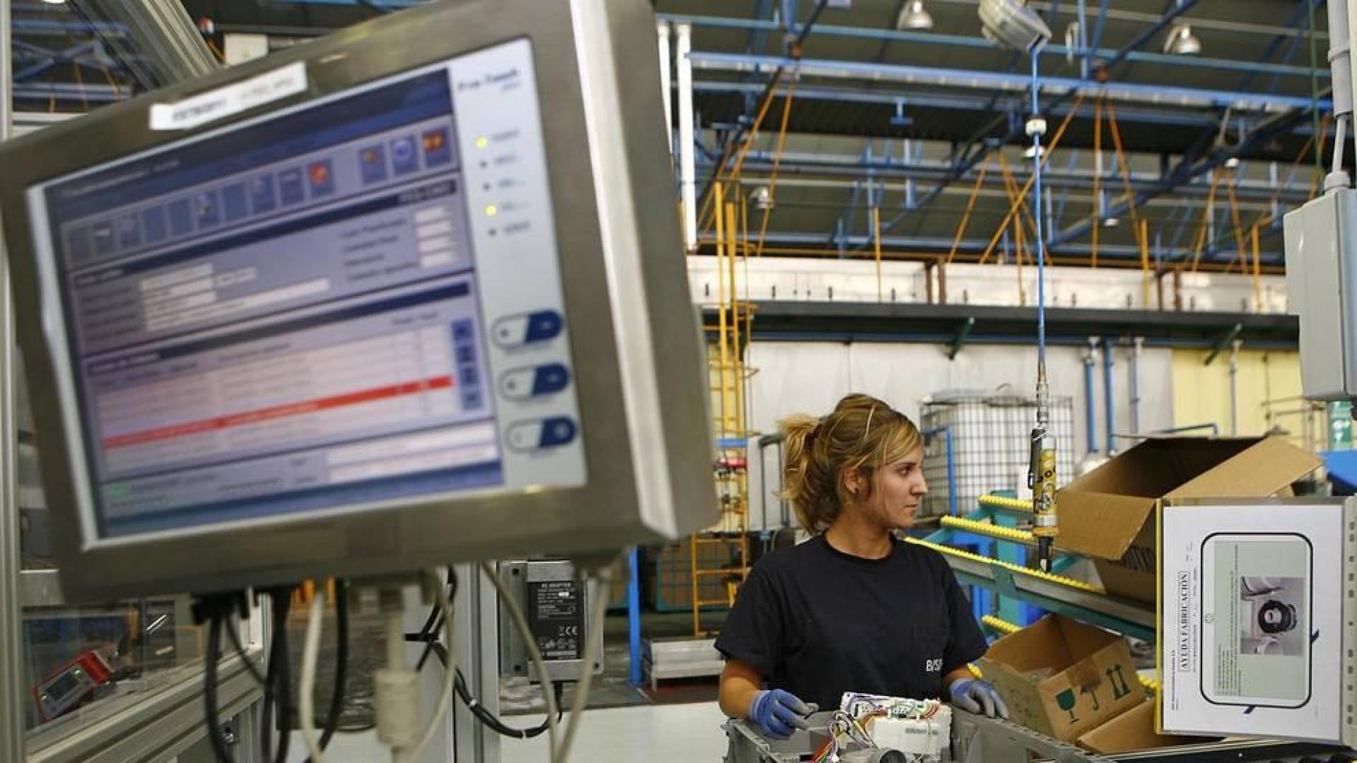 Una mujer trabaja en una fábrica.