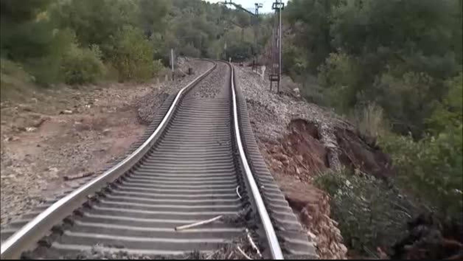 Una vía del tren queda suspendida en el aire después del paso de la DANA en Lérida