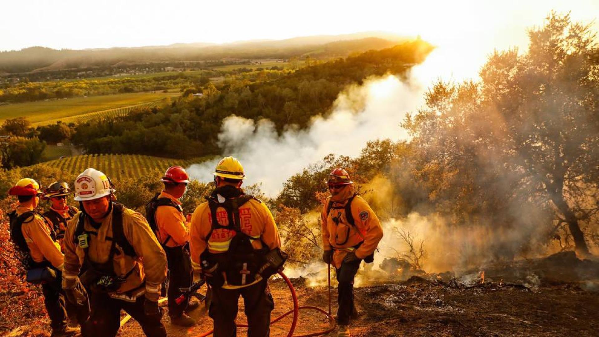 Bomberos en Geyserville, California.