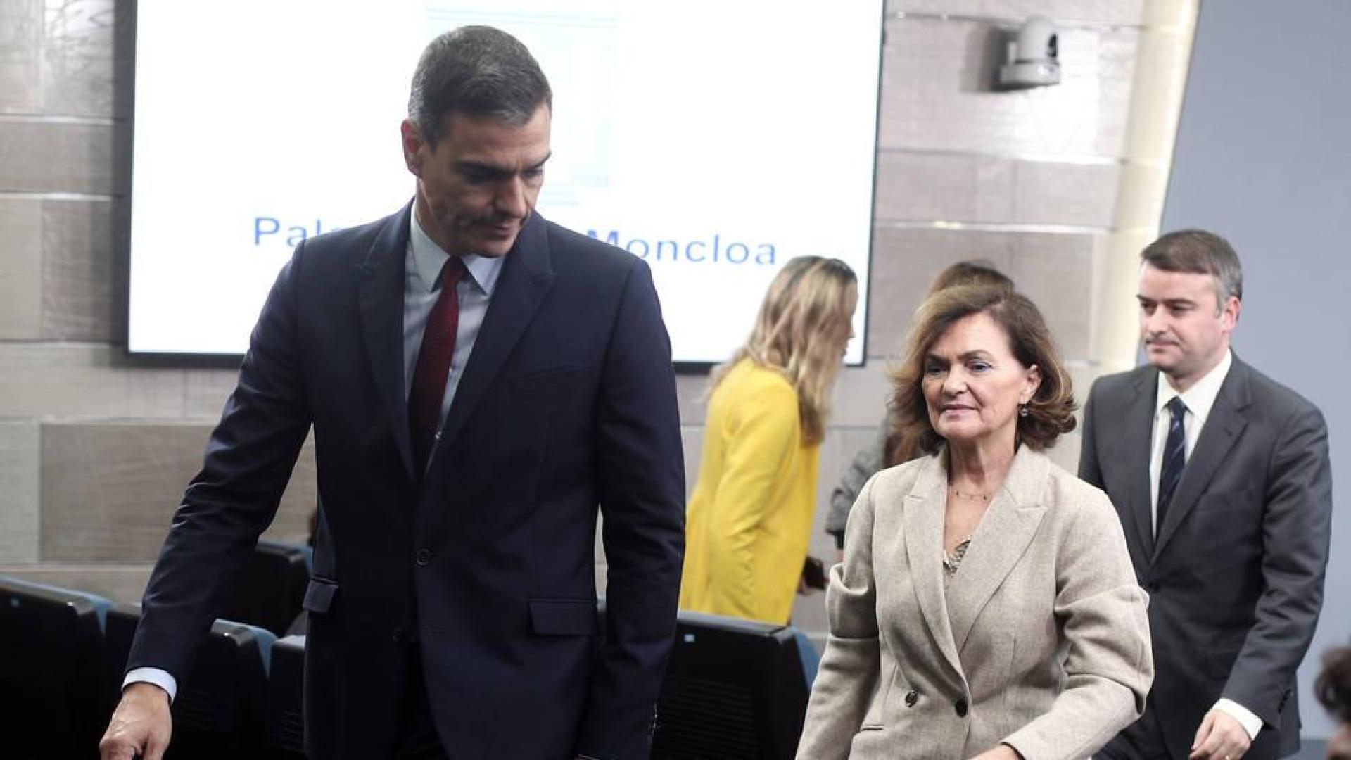 Pedro Sánchez, acompañado de la vicepresidenta, Carmen Calvo.