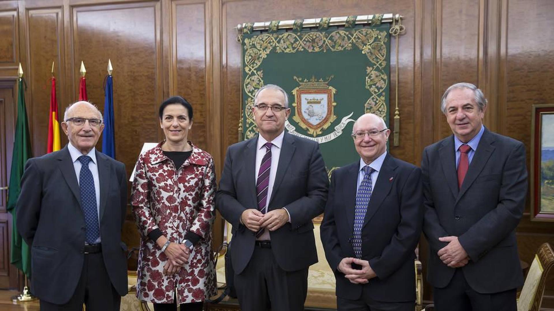 El alcalde recibe a los Hermanos de San Juan de Dios