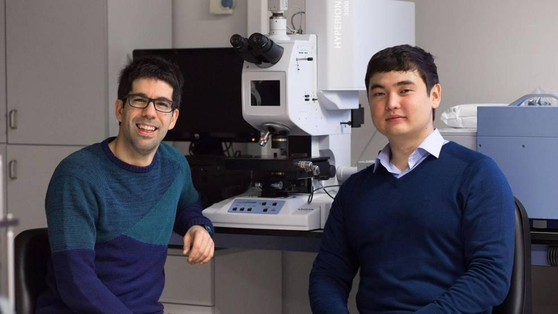 Los investigadores Orazbayev y Beruete en la UPNA