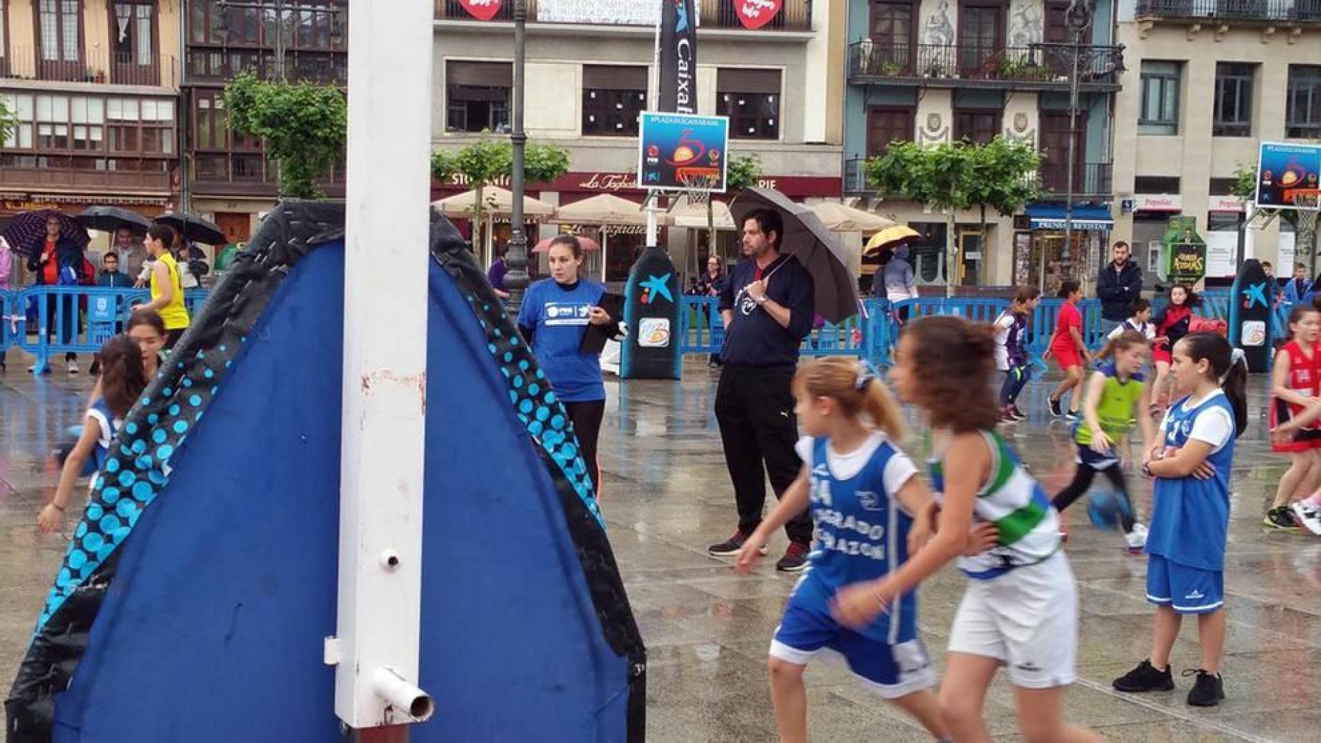 La plaza del Castillo de Pamplona se ha convertido este sábado en una cancha de baloncesto para más de 1.400 jugadores.