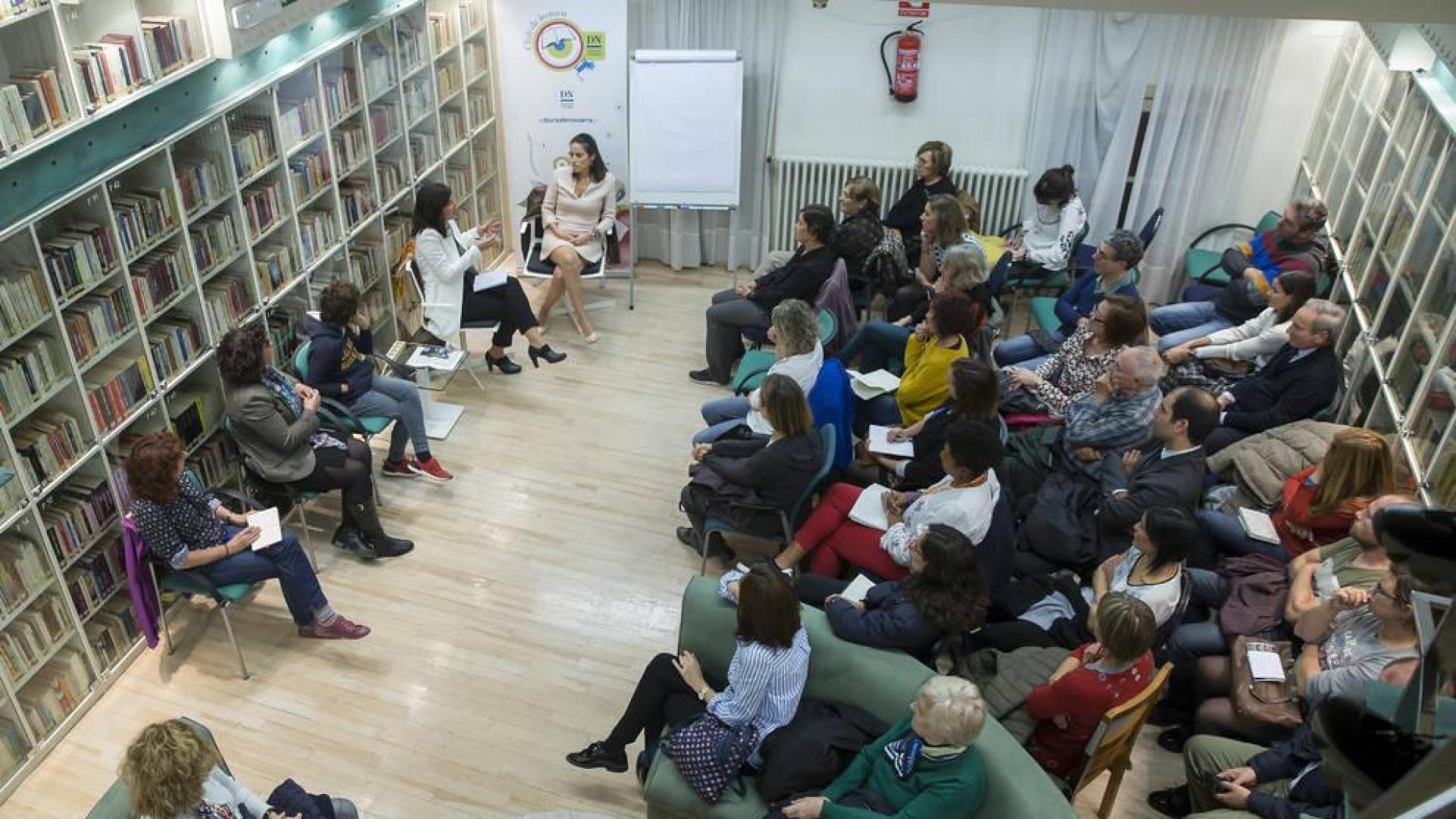 La biblioteca de Diario de Navarra se llenó el jueves para asistir a una charla sobre altas capacidades.
