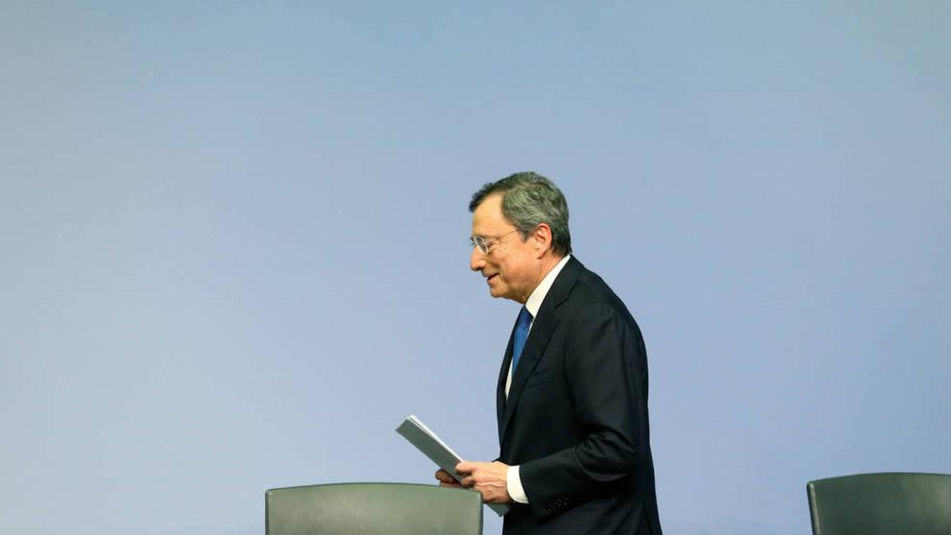 El presidente del BCE, Mario Draghi, abandona su última rueda de prensa en Frankfurt, Alemania.
