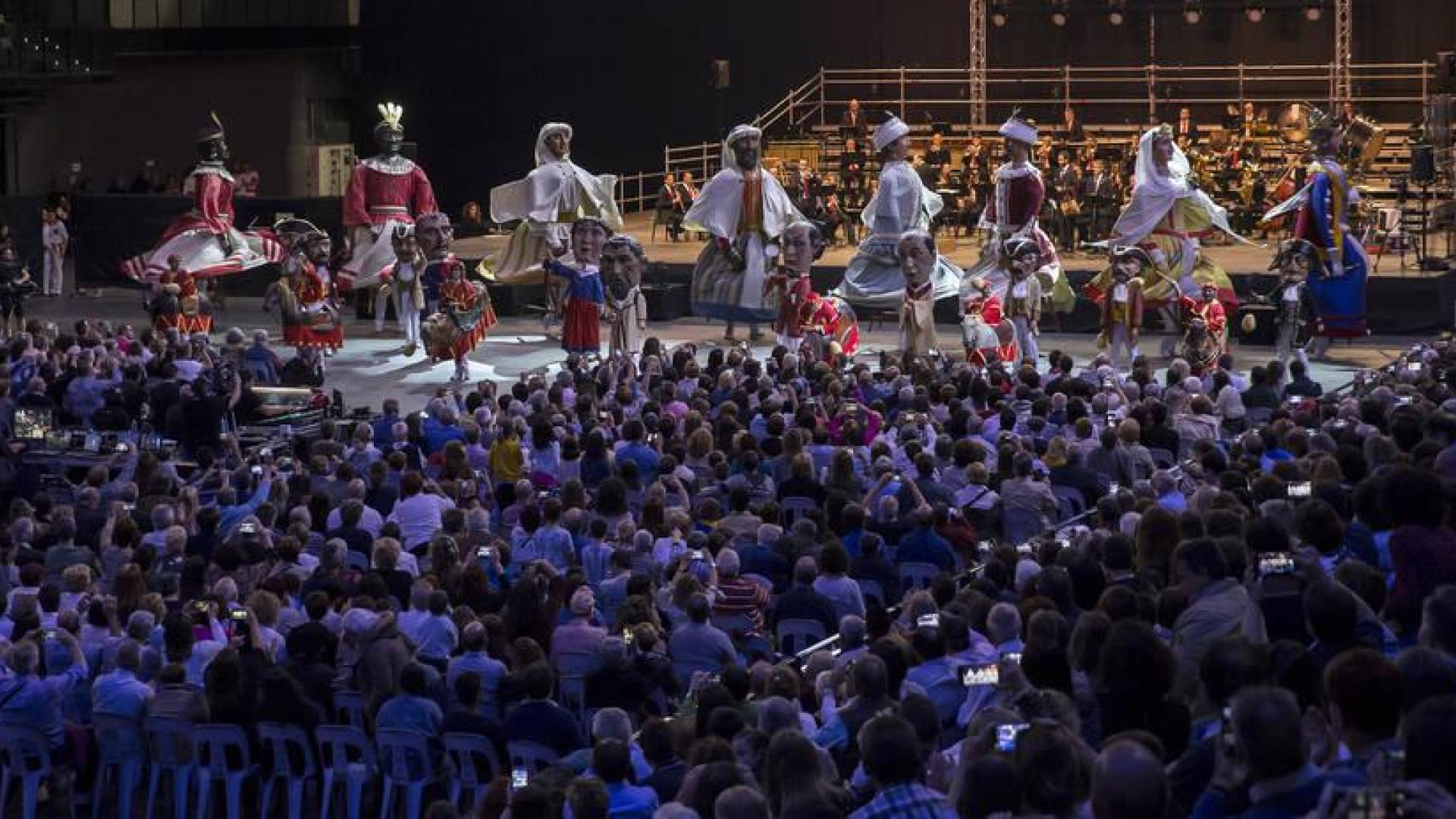 El concierto fue una celebración de la cultura y el folklore navarros. En la imagen, los gigantes de la Comparsa danzan al ritmo de La Pamplonesa.