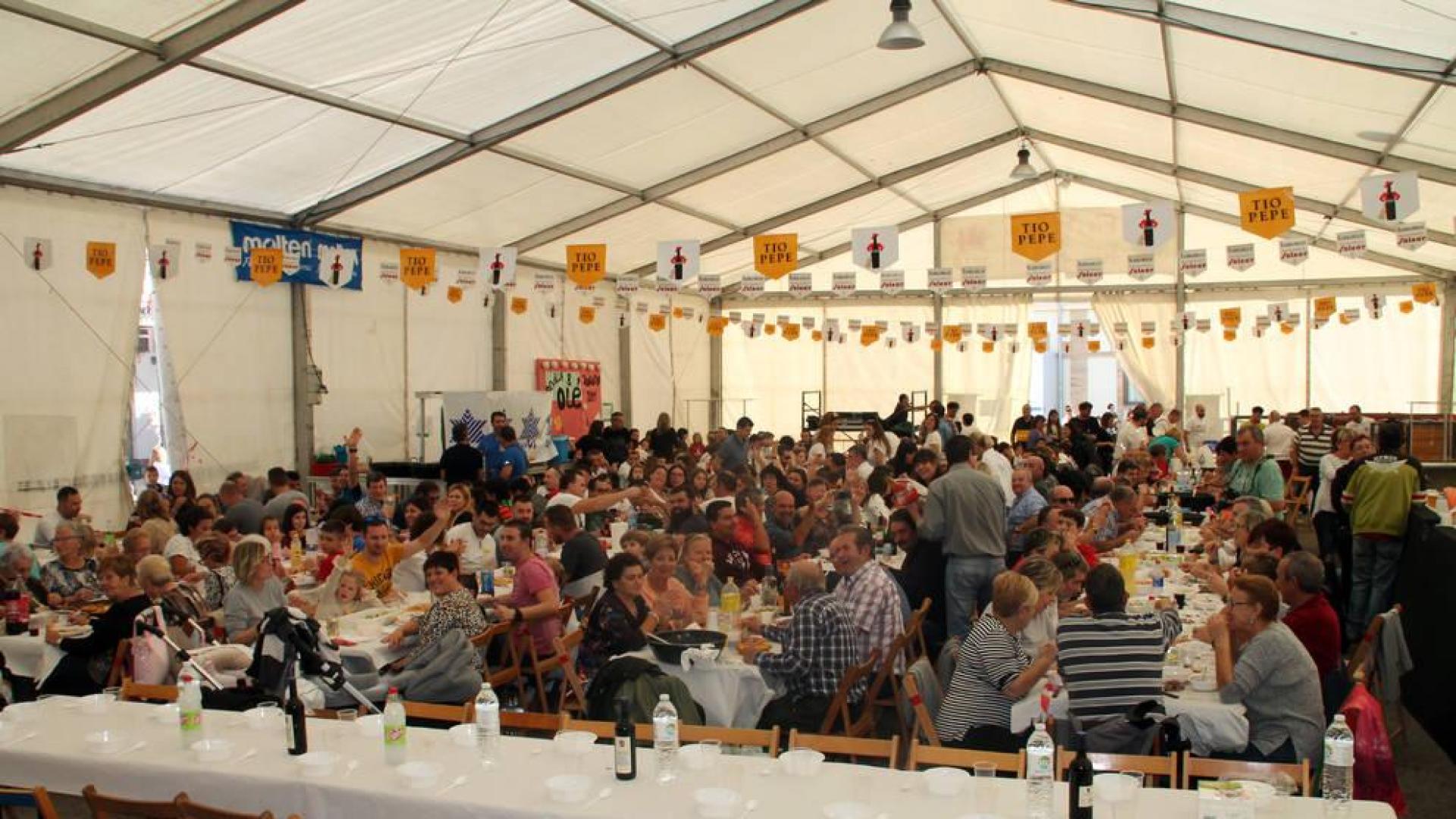 RANCHO PARA TODOS. Los participantes en el concurso de calderetes comieron todos juntos en la carpa después.
