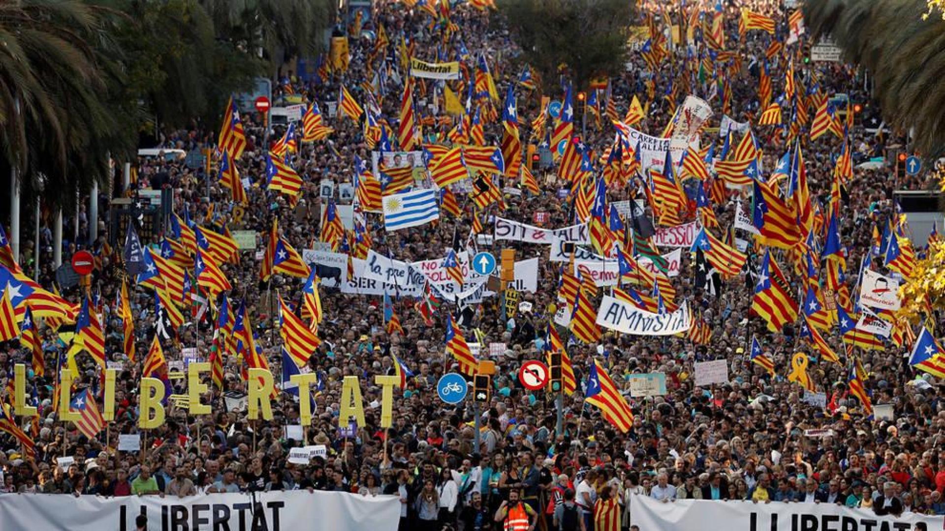 Miles de personas se manifiestan en Barcelona contra la sentencia del procés