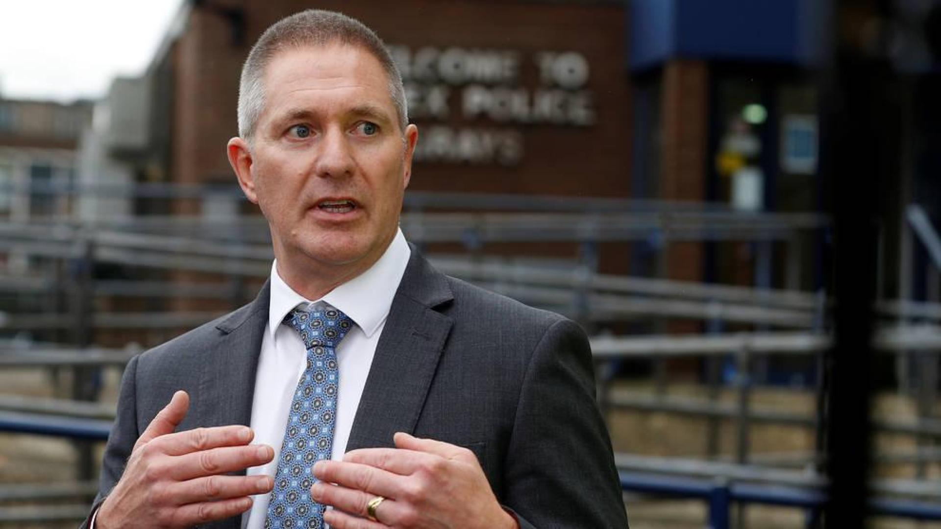 El inspector de la policía de Essex, Martin Pasmore, habla a los medios de comunicación en la comisaría de Grays sobre el fallecimiento de treinta y nueve inmigrantes que fueron encontrados dentro de un camión.