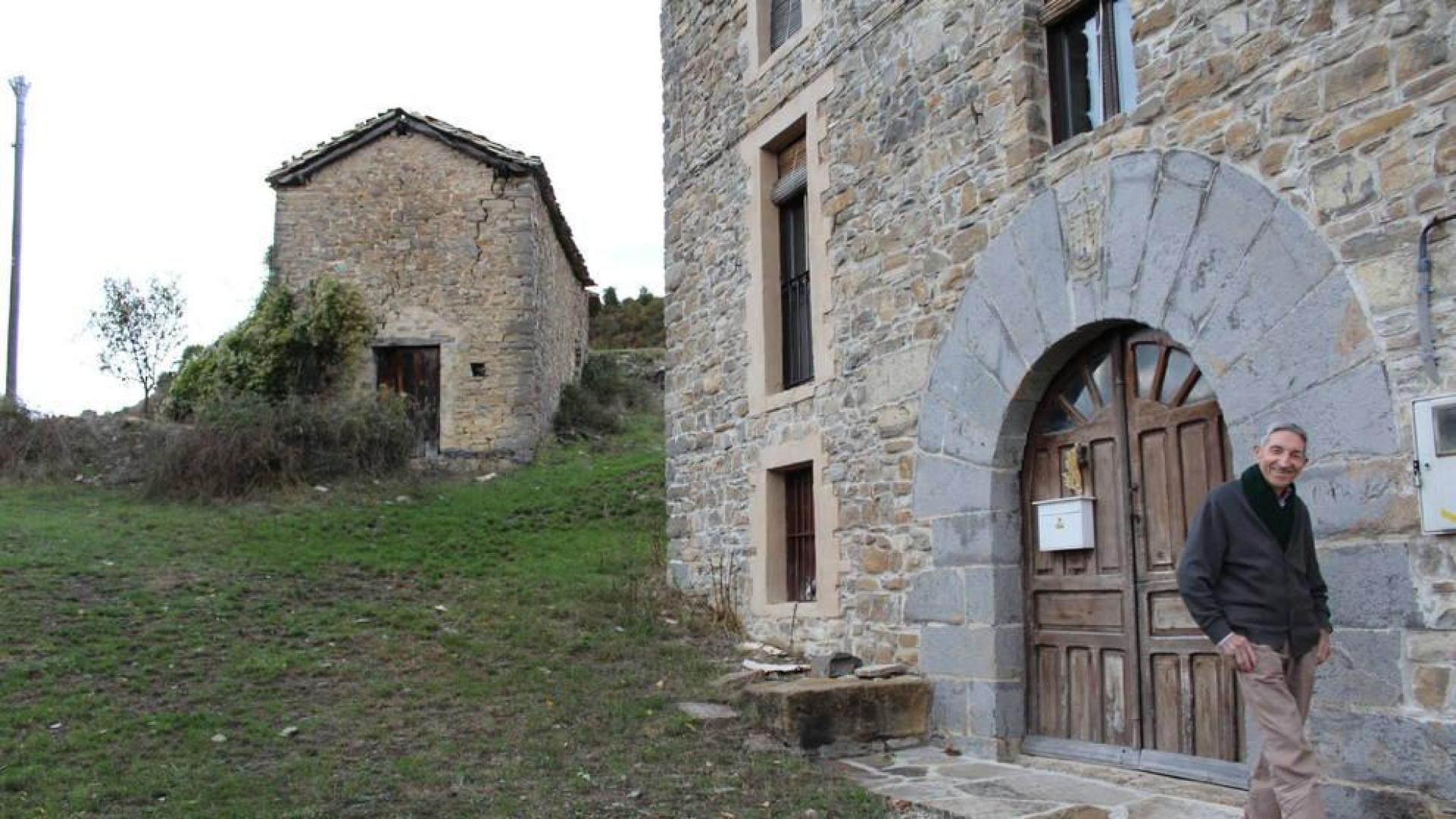 Satur Villanueva sale de su casa en Ezcániz, camino de la huerta.