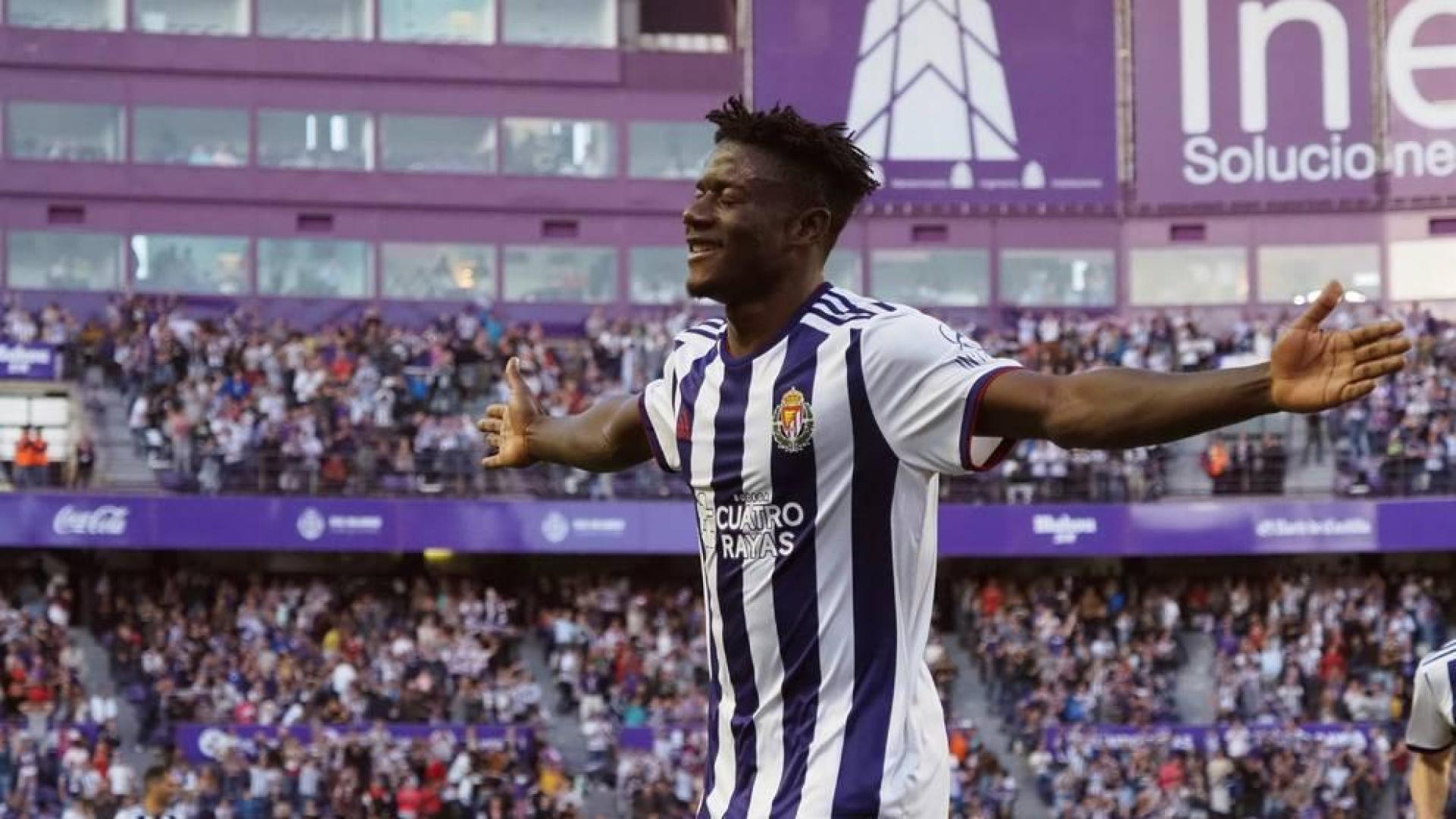 El defensa del Valladolid, Mahoammed Salisu, celebra el gol marcado ante el Eibar.
