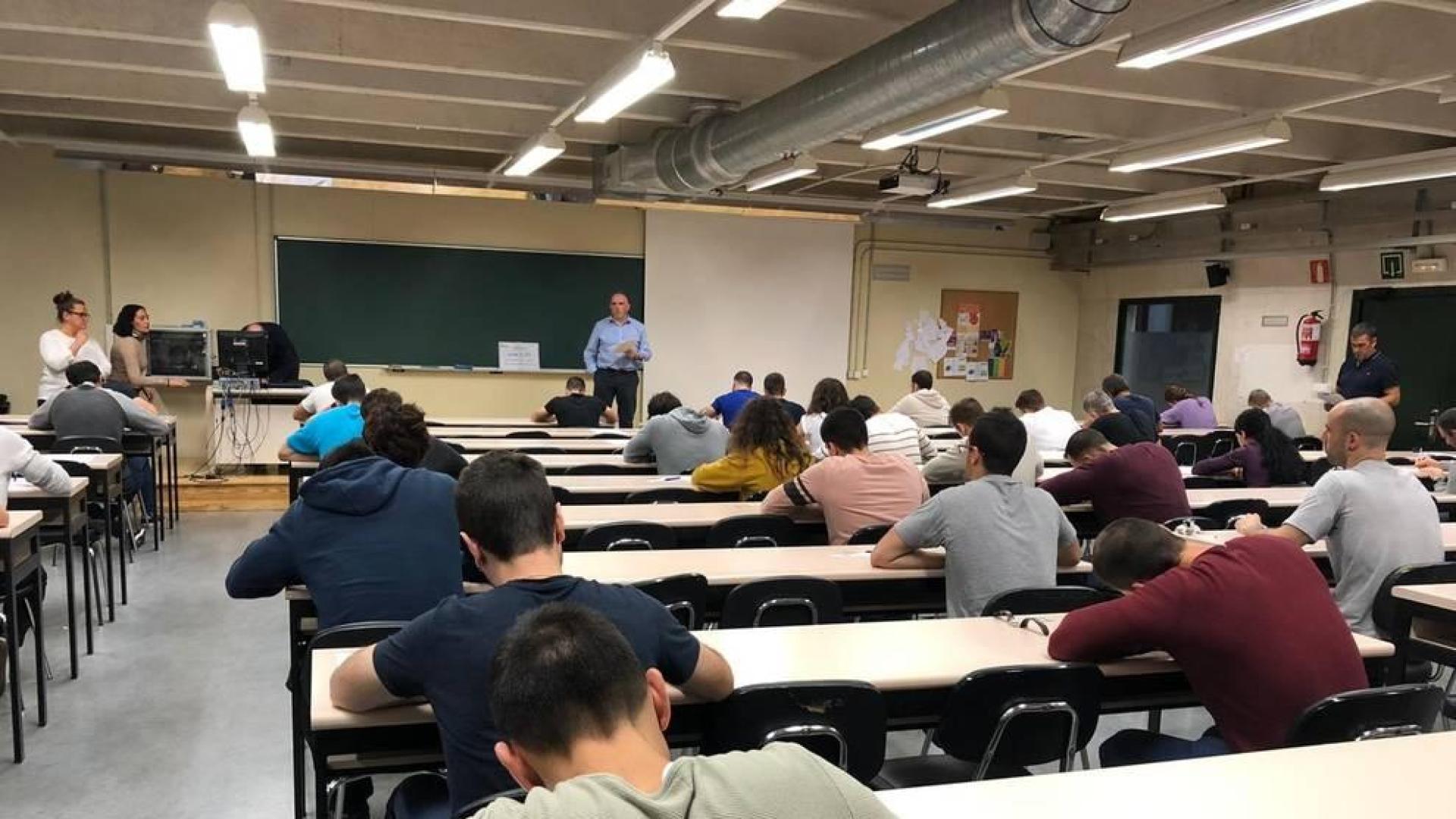 Los opositores durante un momento de la prueba de esta mañana.