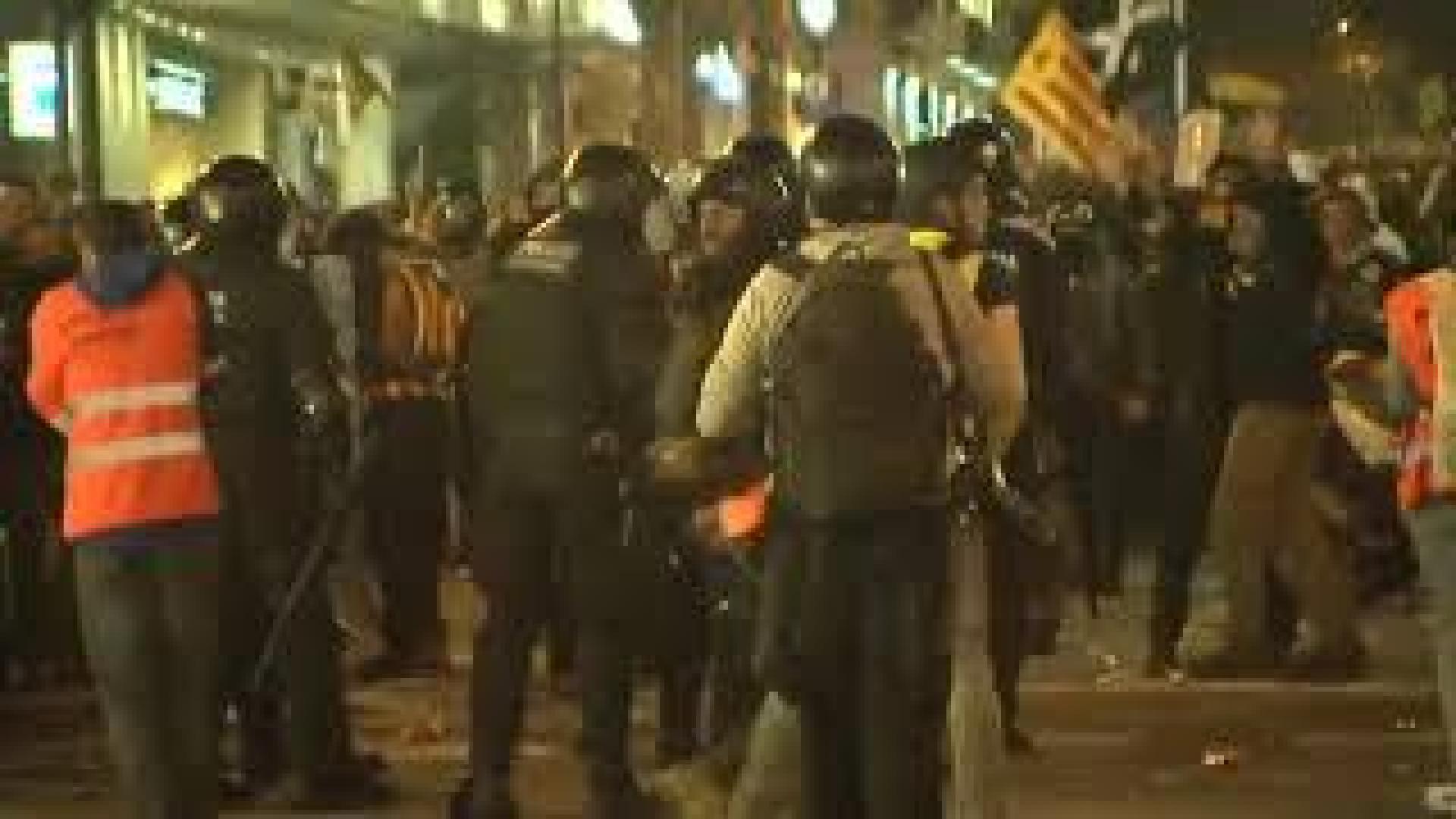 Policía y Mossos cargan conjuntamente y dispersan la Vía Laietana