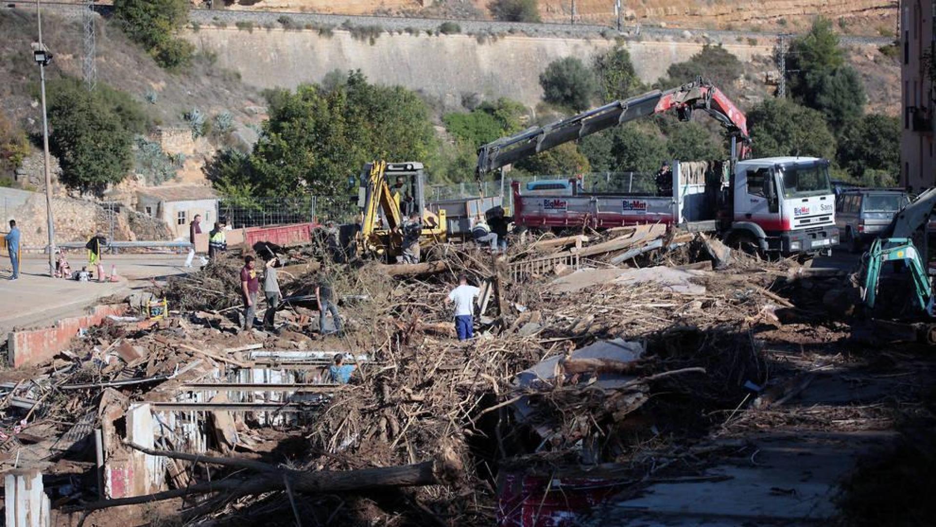 Más de 200 personas buscan a los 4 desaparecidos en las riadas de Tarragona
