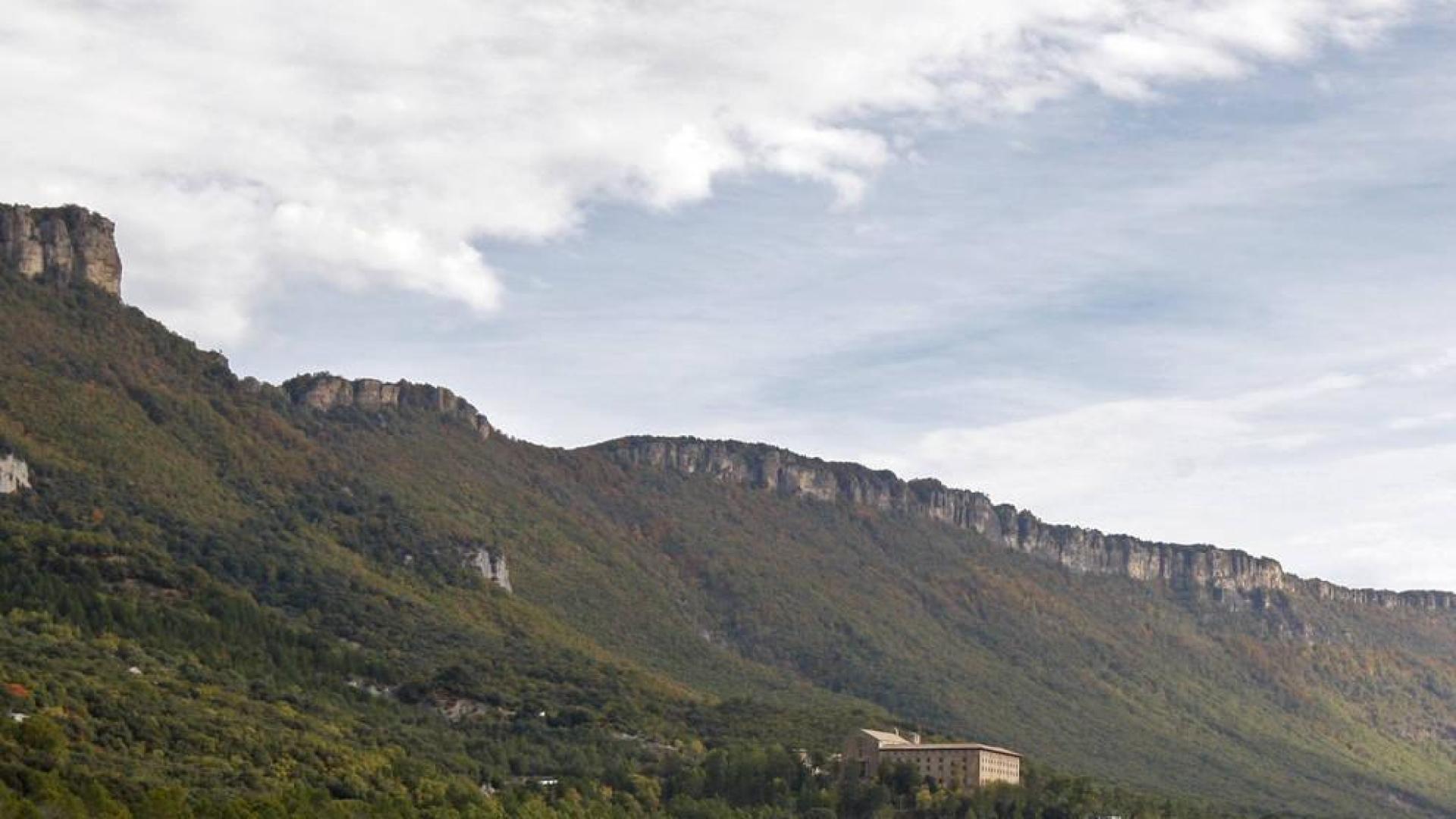 Vista del monasterio y la sierra de Leyre ayer por la mañana.