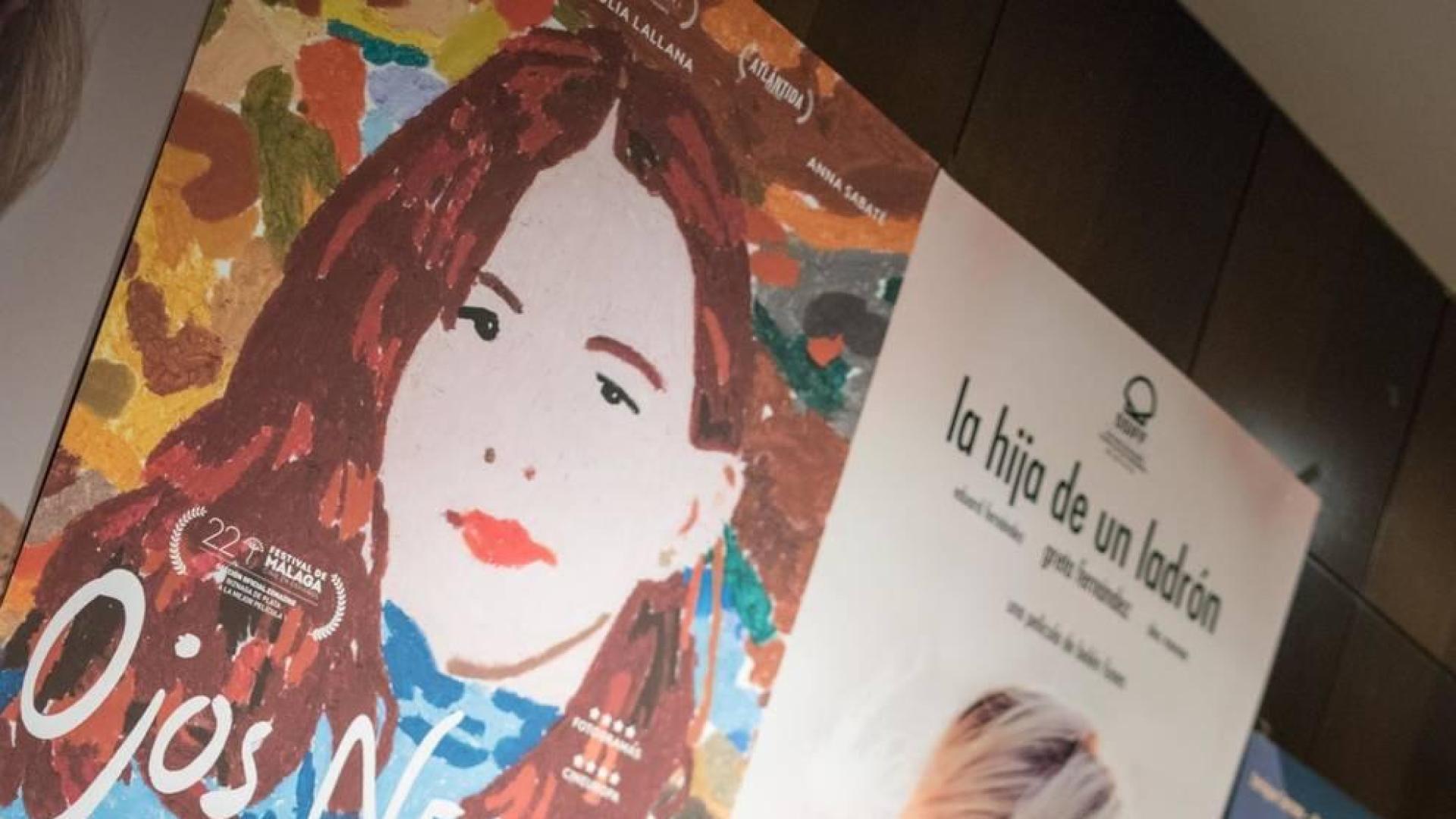 De izda. a dcha., Marta y Julia Lallana ante el cartel de 'Ojos negros'.