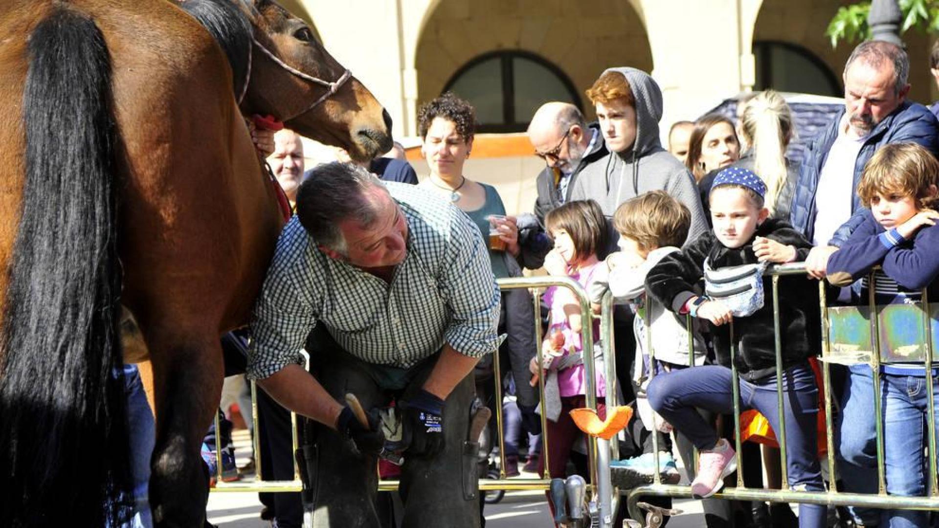 Miguel Ángel Esparza hizo una demostración de herrado de caballo a fuego y forja de herraduras.