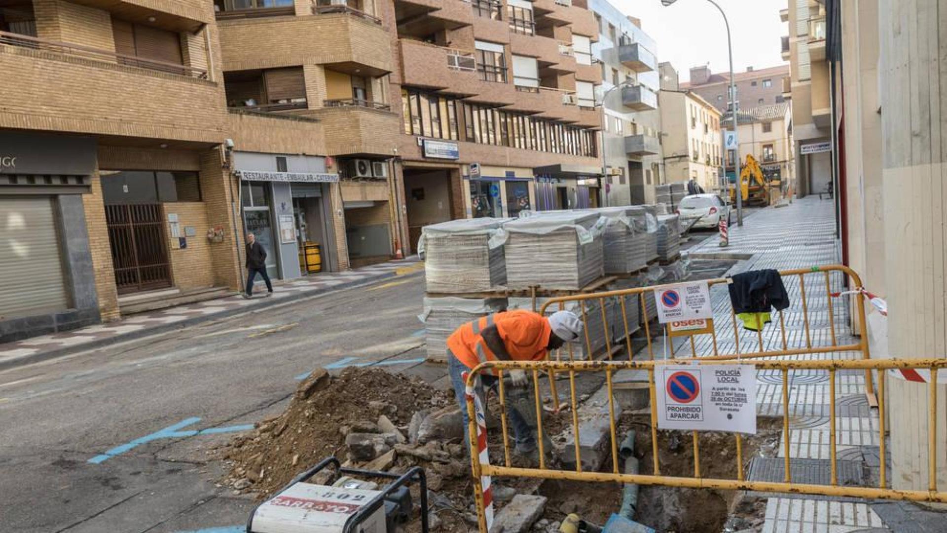 Un operario trabaja en un tramo de la acera al inicio de la calle Pablo Sarasate.