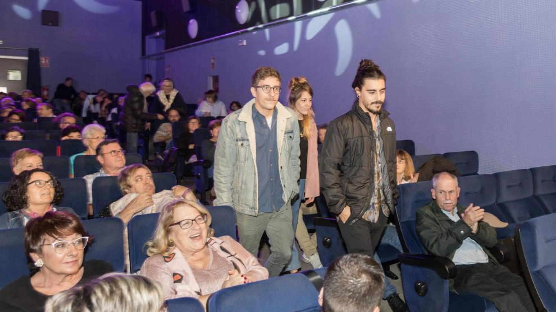 De pie, de izquierda a derecha, David Tejedor y Carlos Villafaina a su llegada al Cine Moncayo.