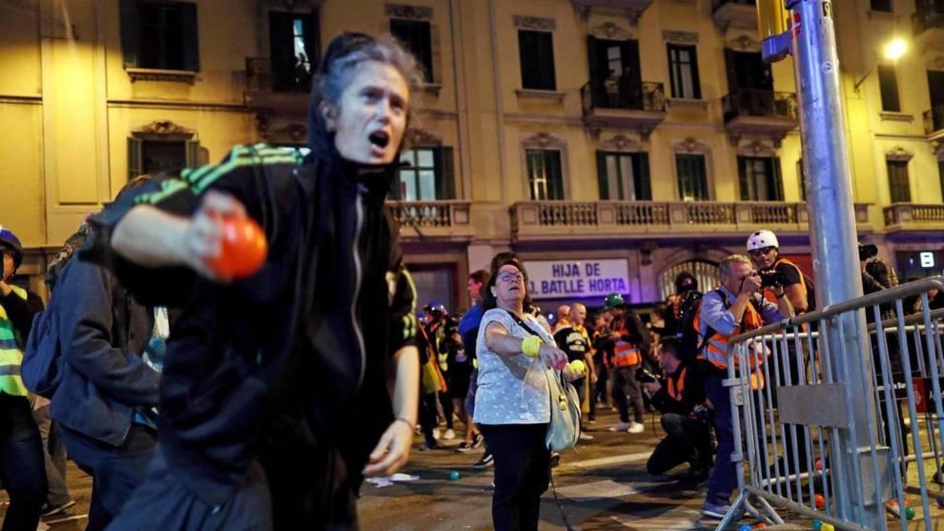 Fotos de la concentración convocada por los CDR en Barcelona frente a la Jefatura de la Policía Nacional en la Vía Laietana