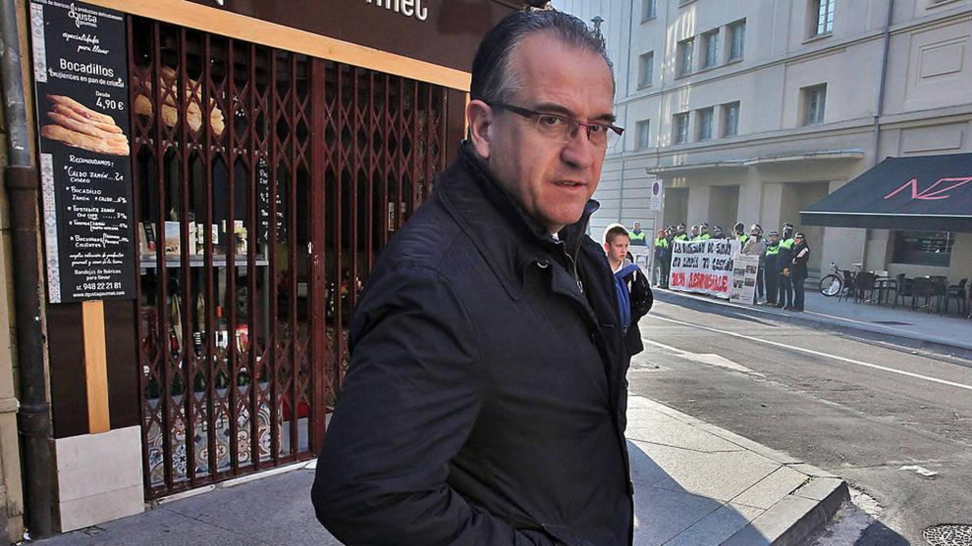 Enrique Maya, alcalde de Pamplona, soporta un escrache a la semana