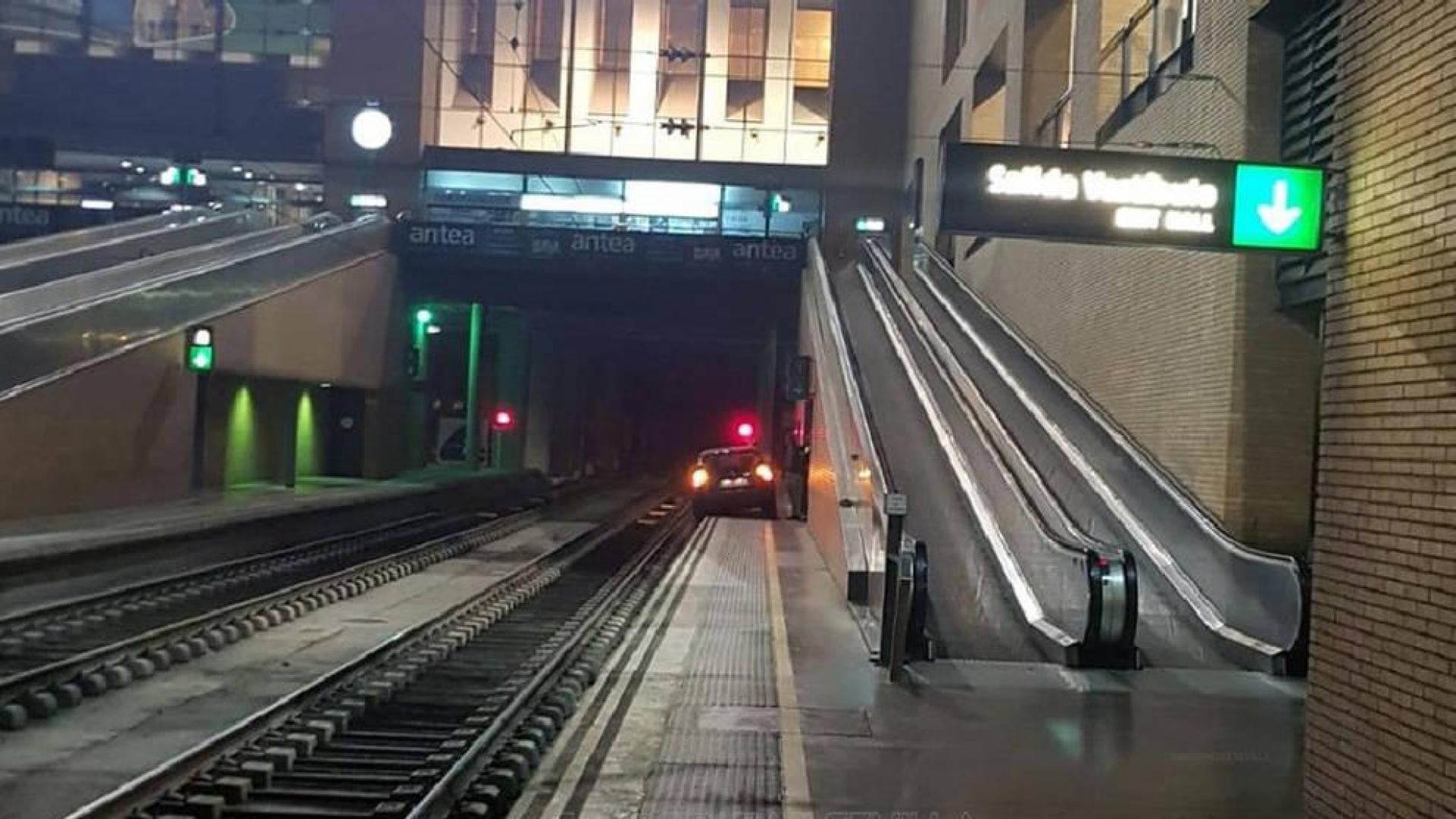 Un coche circula por error por una vía de tren hasta Santa Justa (Sevilla)