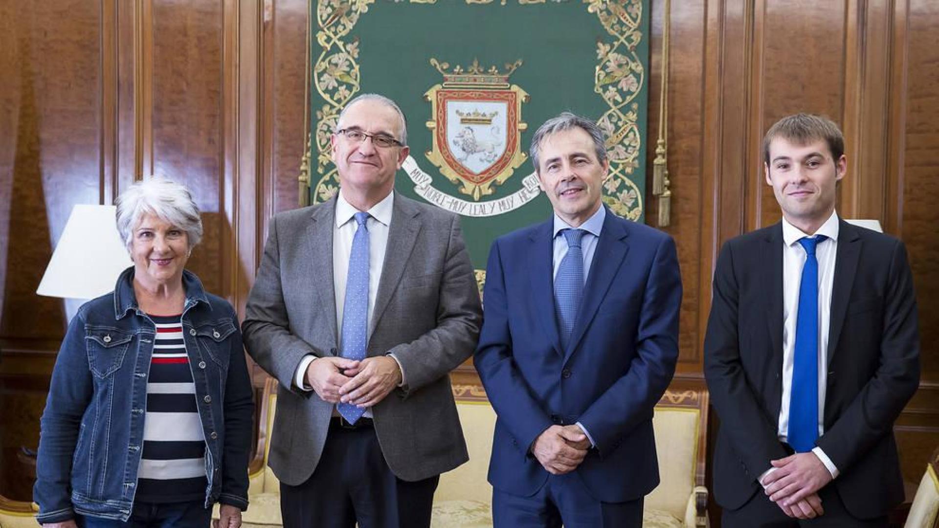 El alcalde se reune con representantes de la Fundación Tomás Caballero
