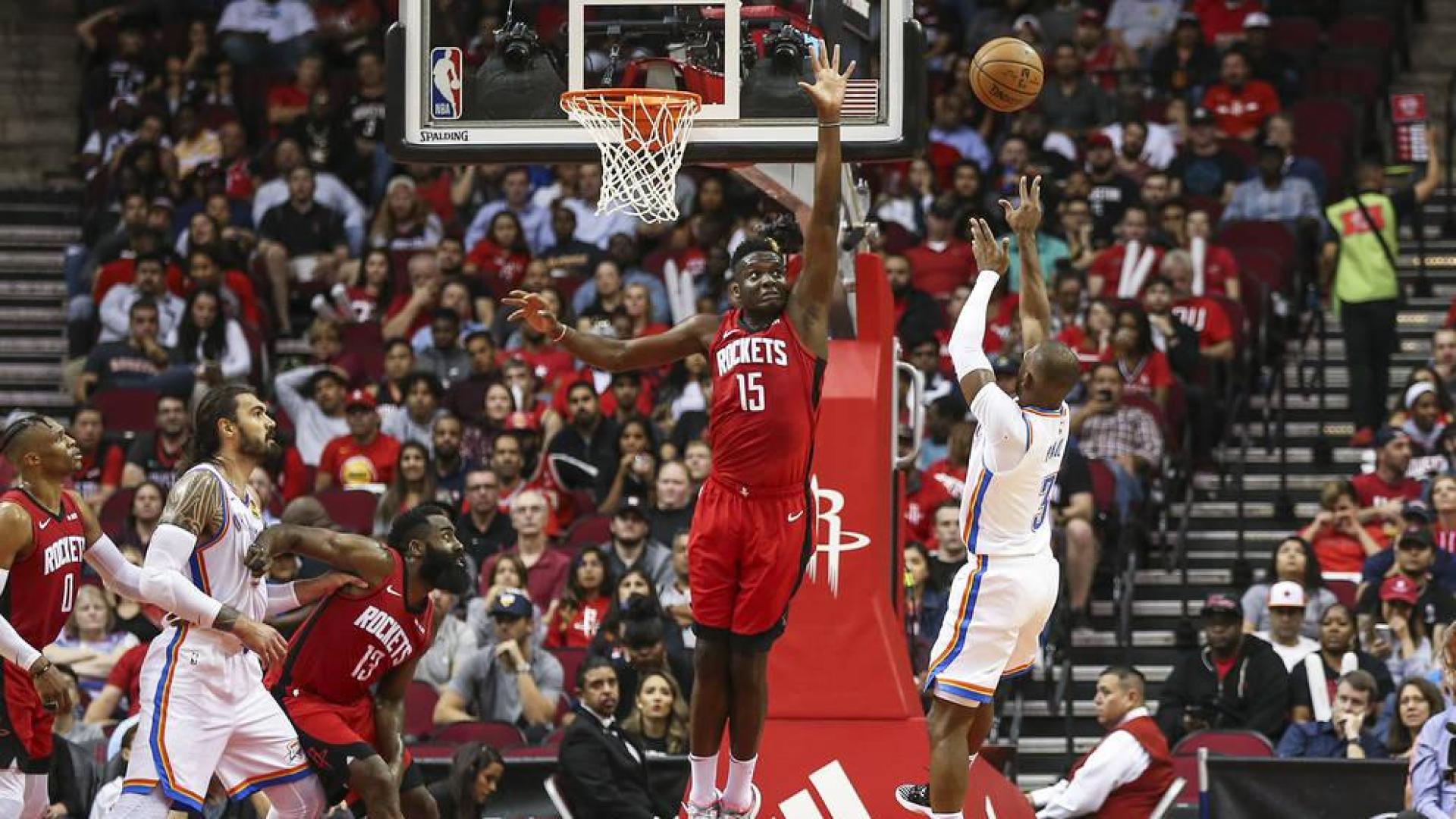 Russell Westbrook le gana el primer duelo de bases a Chris Paul
