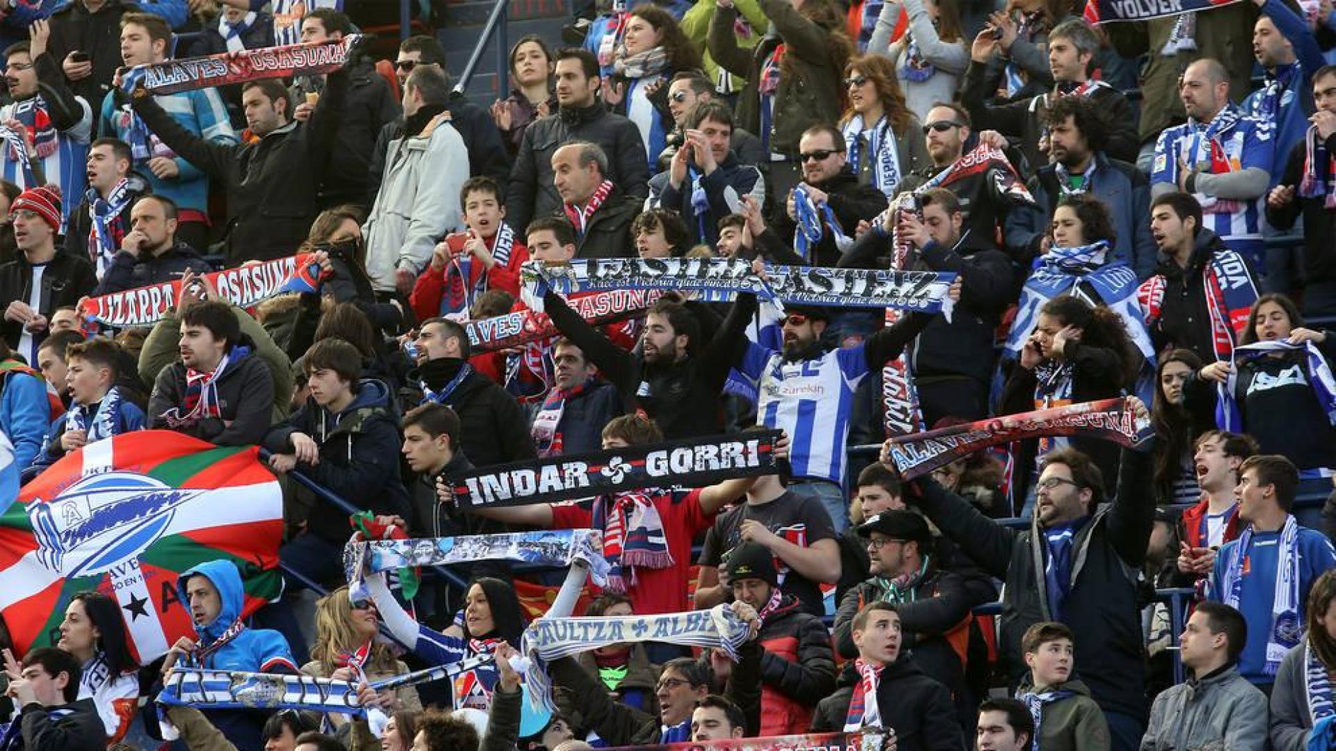 Aficionados de Osasuna y del Alavés juntos en la grada de El Sadar en el último partido en Primera en la temporada 2016 / 17.