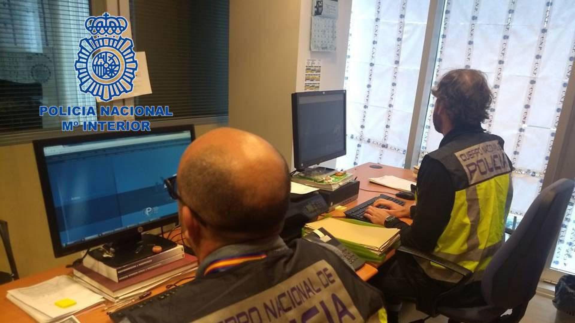 Detienen a un joven acusado de pedir a una niña fotos desnuda a cambio de un móvil