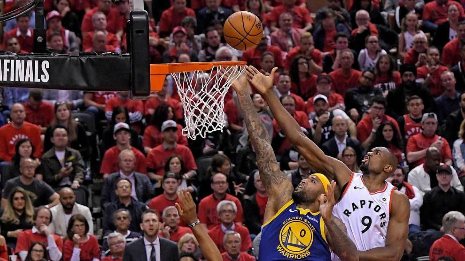 DeMarcus Cousins, ante el pivot de Toronto Raptors Serge Ibaka.
