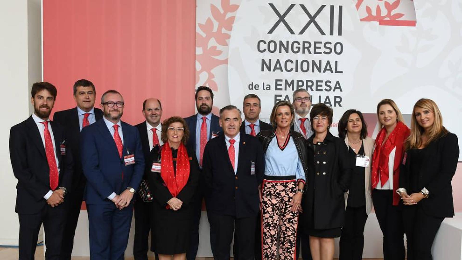La delegación de ADEFAN posa en el XXII Congreso Nacional de la Empresa Familiar. De Izda a Dcha: Diego Oliver Gimeno (Grupo Enhol), Félix Guindulain (Jofemar), José María Marticorena (Conservas Martiko), Marisa Sainz (Adefan), Gonzalo Oliver Amatriain (Grupo Enhol), Francisco Esparza (Adefan), Eduardo Sanzol (Naxan Export), Mirenchu Arraztoa (E.S. Aralar), Yolanda Garbayo (Construcciones Hermanos Garbayo Chivite), Beatriz Bacaicoa (Bacaicoa Industrias Plásticas) Graziella Alzugaray (Grupo Mundomóvil) y Marta Virto (Ultracongelados Virto).