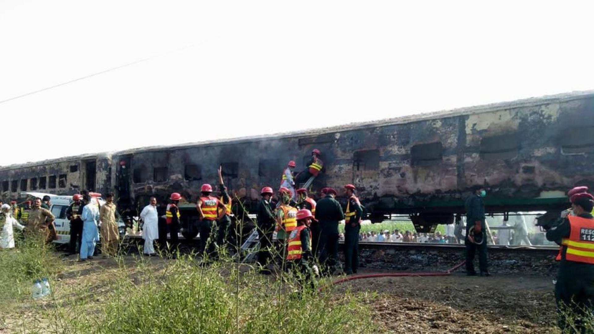 Al menos 73 muertos por la explosión de una bombona de gas en un tren de Pakistán